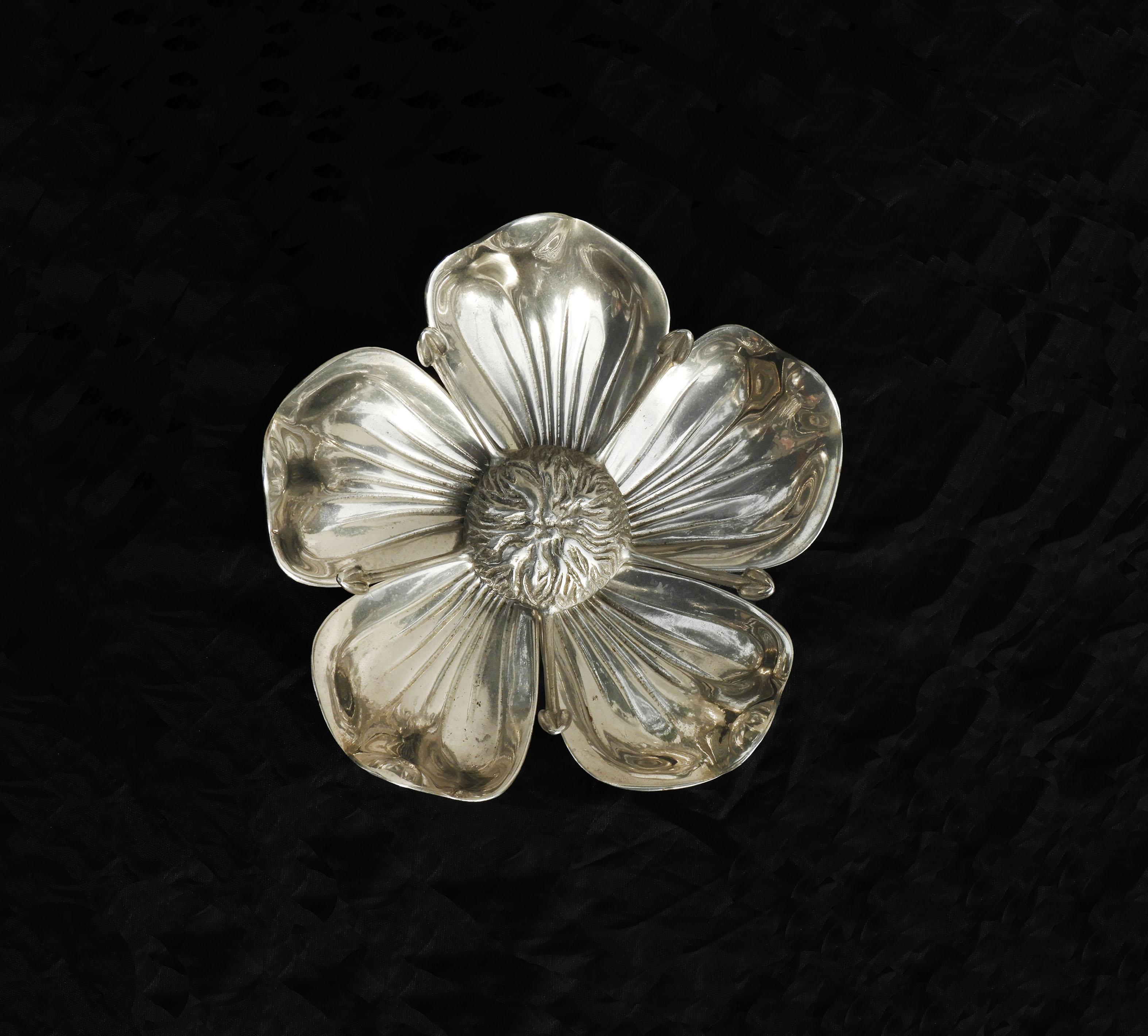 Fabulous Gucci style floral ashtray C1960s Italy.  Beautifully sculptured and cleverly designed piece that sheds its petals to become five individual ashtrays.  A gorgeous addition to any cocktail table or drinks trolley that will work equally well