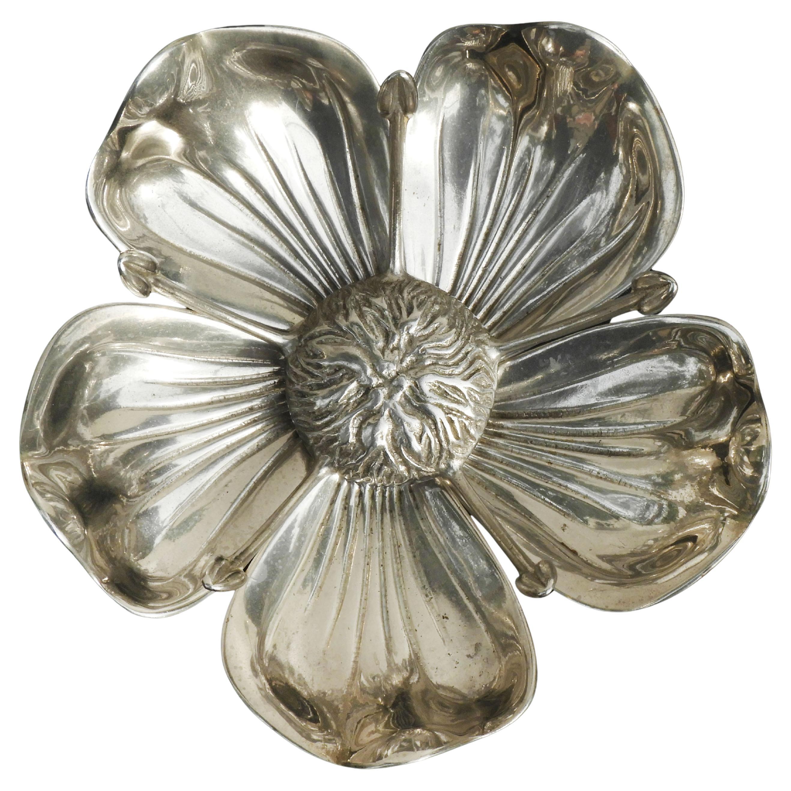 Fabulous Gucci style floral ashtray C1960s Italy.  Beautifully sculptured and cleverly designed piece that sheds its petals to become five individual ashtrays.  A gorgeous addition to any cocktail table or drinks trolley that will work equally well