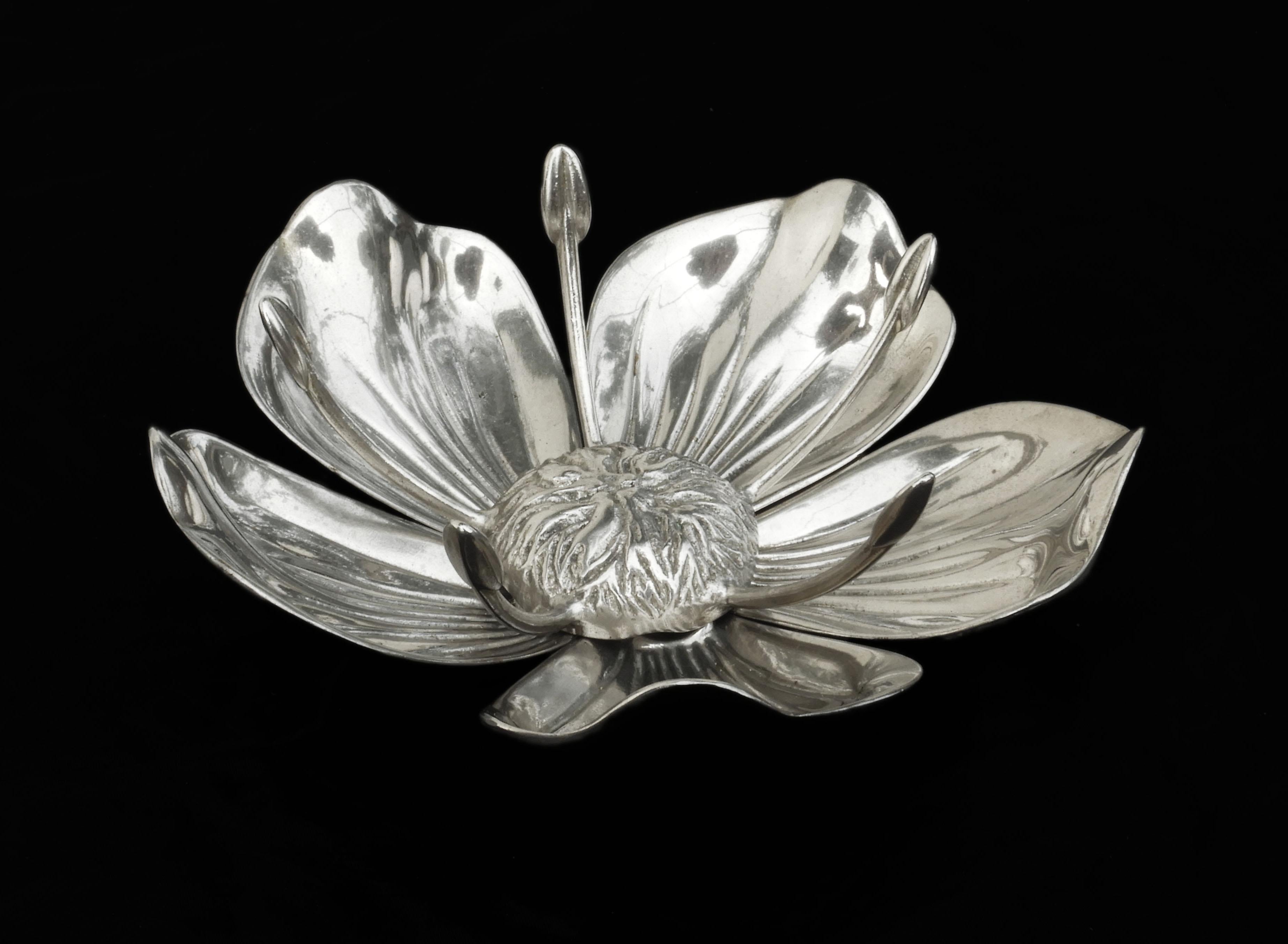 Mid Century Five Petal Flower Gucci Style Ashtray or Catch-all C1960s Italy In Good Condition In Trensacq, FR