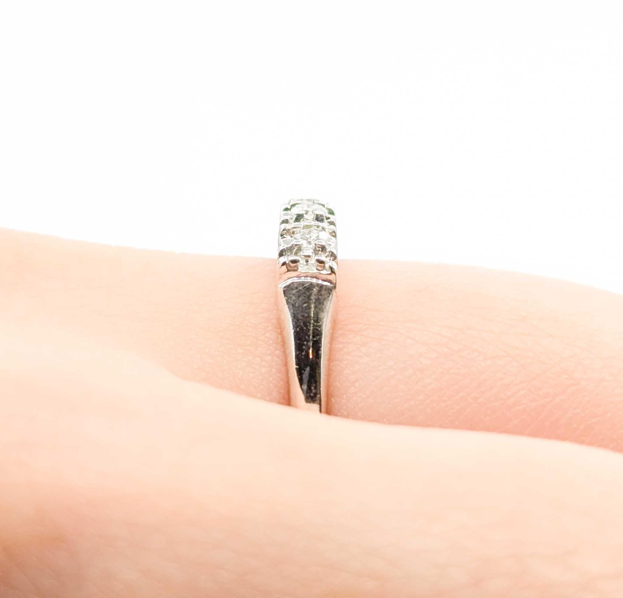 Taille ronde Bandeau du milieu du siècle en or blanc 14k avec cinq pierres et diamants en vente