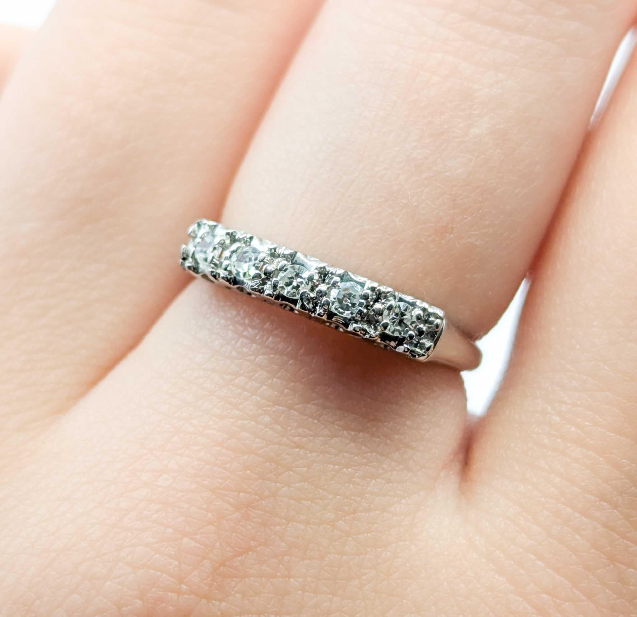 Bandeau du milieu du siècle en or blanc 14k avec cinq pierres et diamants Excellent état - En vente à Bloomington, MN