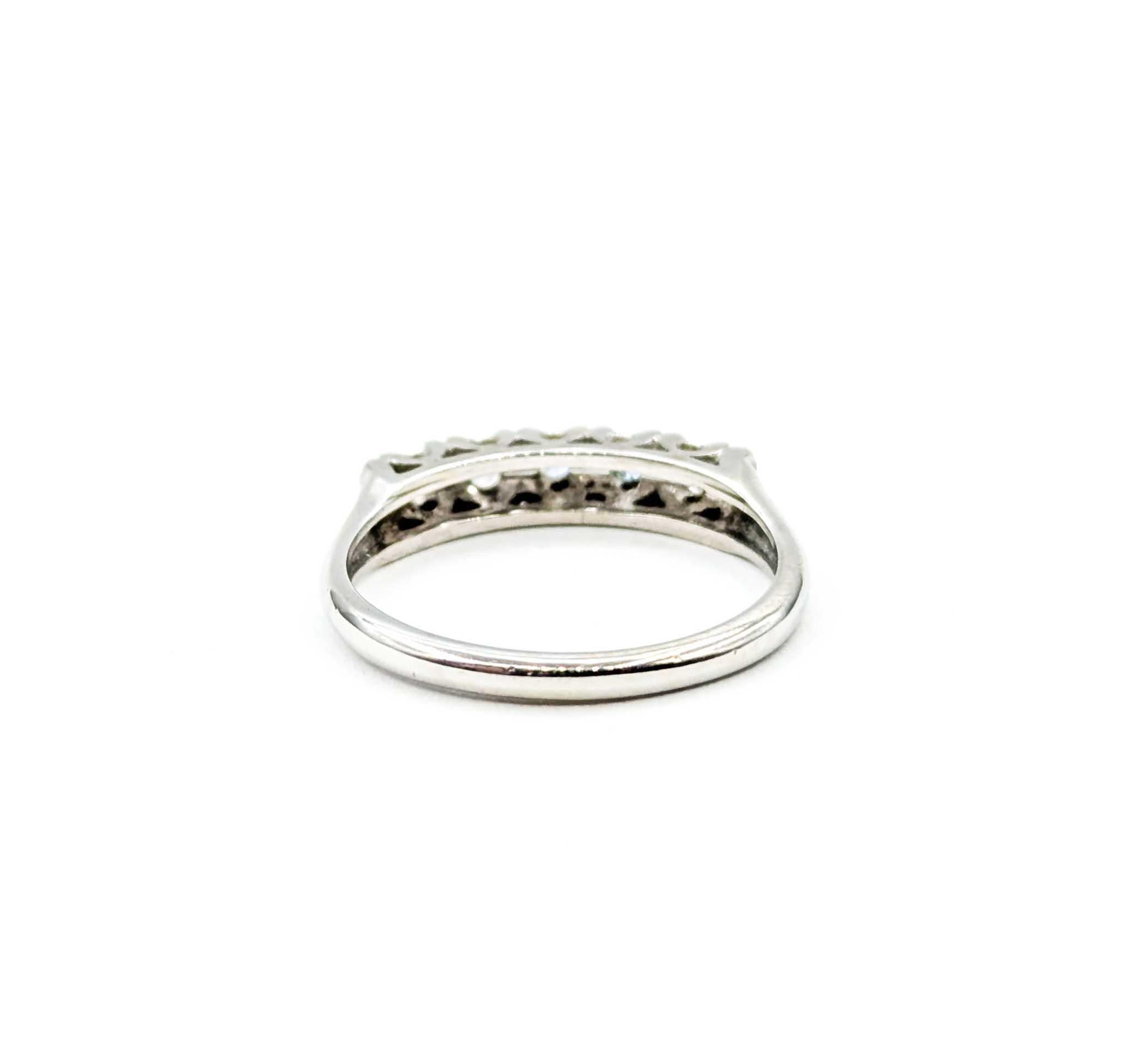Bandeau du milieu du siècle en or blanc 14k avec cinq pierres et diamants en vente 2