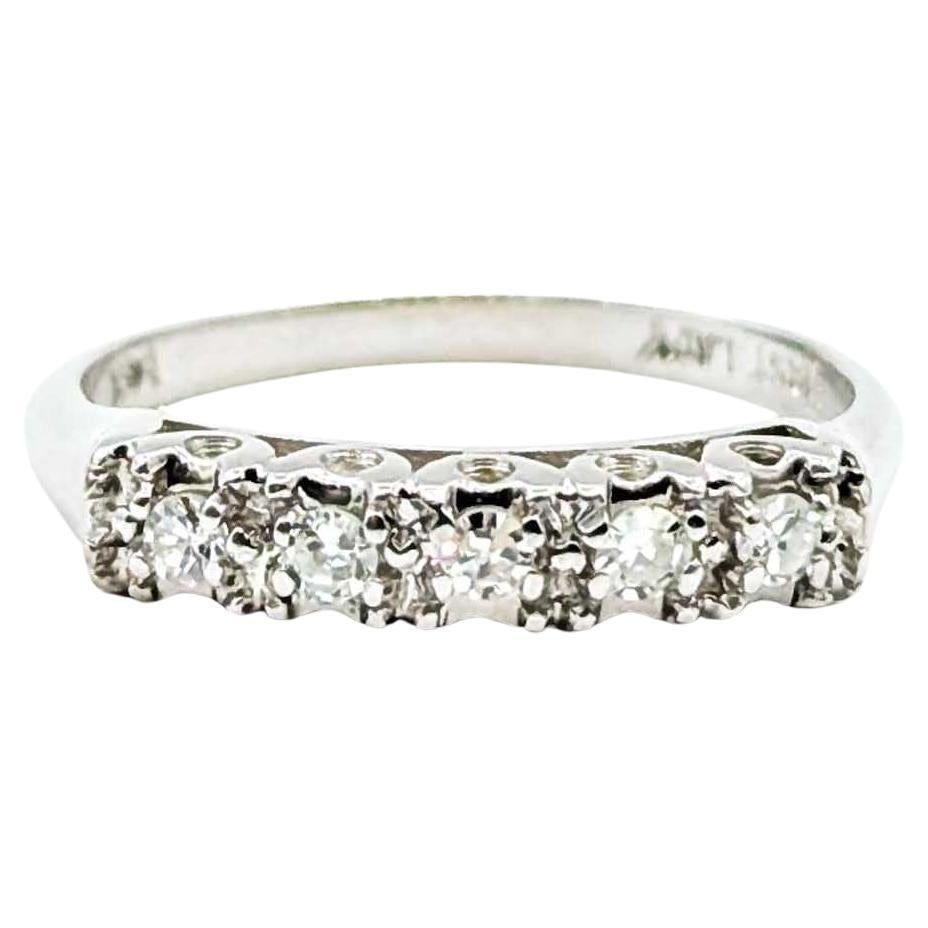 Anillo de diamantes de cinco piedras de oro blanco de 14 quilates de mediados de siglo