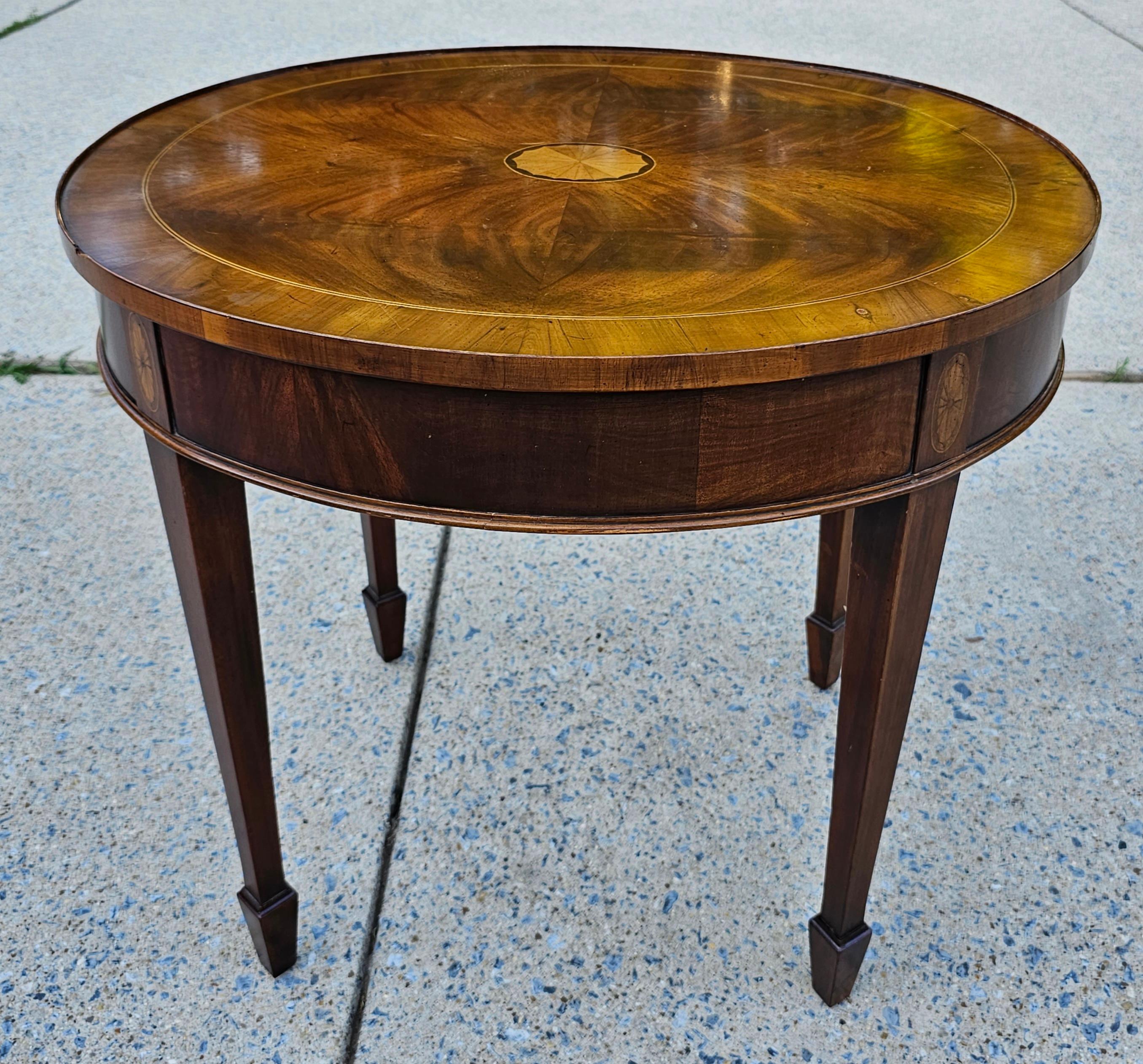 Ovaler Gueridon-Tisch aus geflammtem Mahagoni aus der Mitte des Jahrhunderts mit Ausziehtablett (Moderne der Mitte des Jahrhunderts) im Angebot