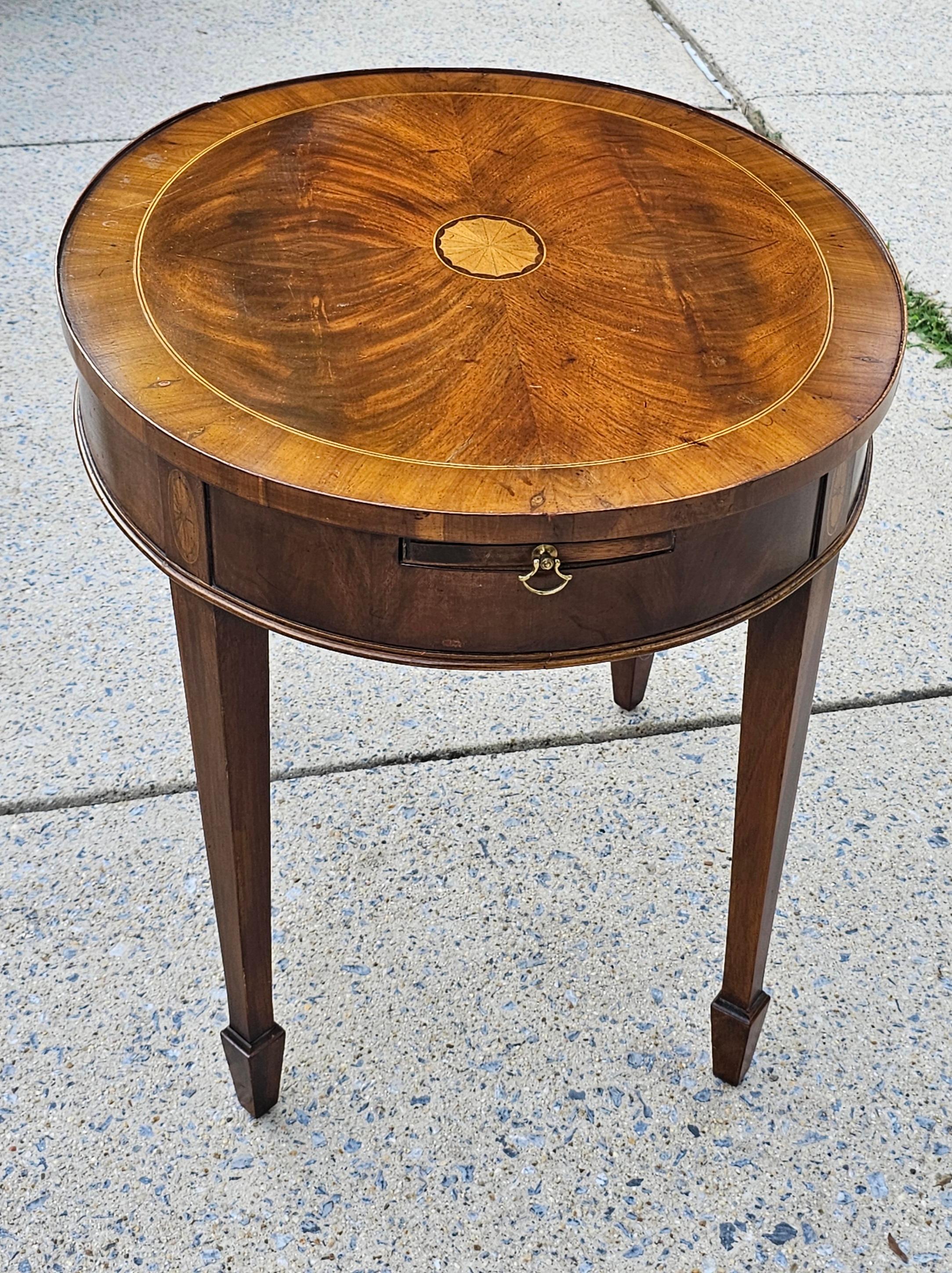 Ovaler Gueridon-Tisch aus geflammtem Mahagoni aus der Mitte des Jahrhunderts mit Ausziehtablett (Furnier) im Angebot