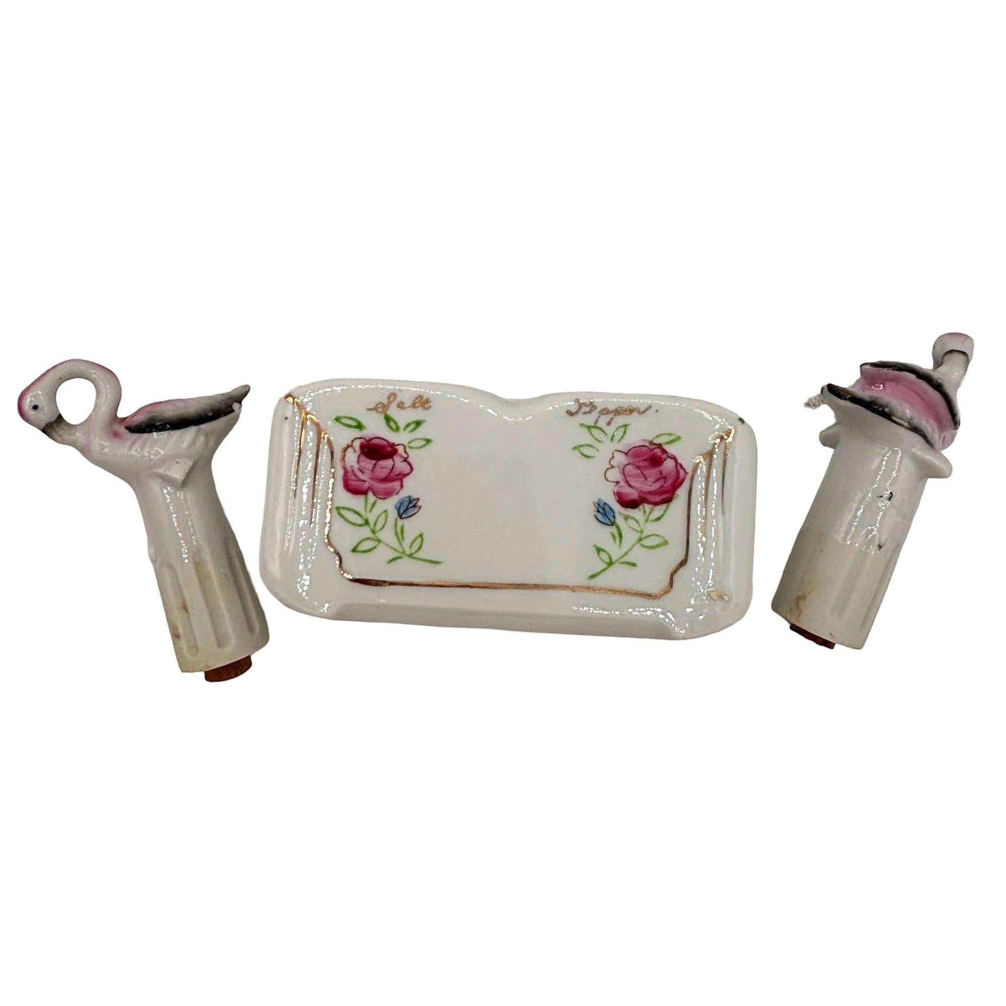 Mid-century Flamingo Ceramic Tabletop Salt & Pepper Shaker Set w/ Base In Excellent Condition For Sale In Van Nuys, CA