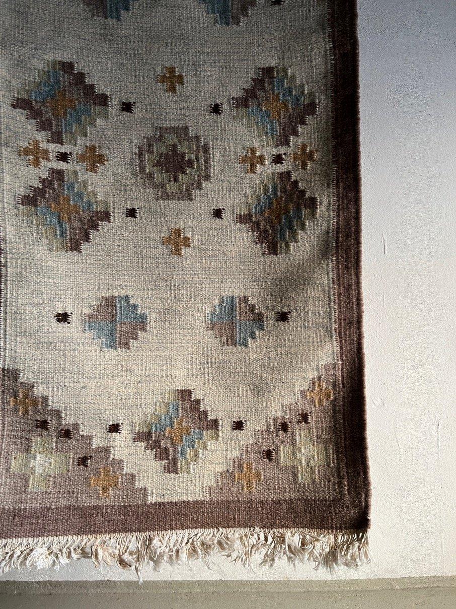 Vintage rectangular flat weave wool rug from Sweden. Beautiful earthy colors.

Additional information:
Country of manufacture: Sweden
Dimensions: 155 cm / Width 75 cm
Condition: Good vintage condition, after professional cleaning