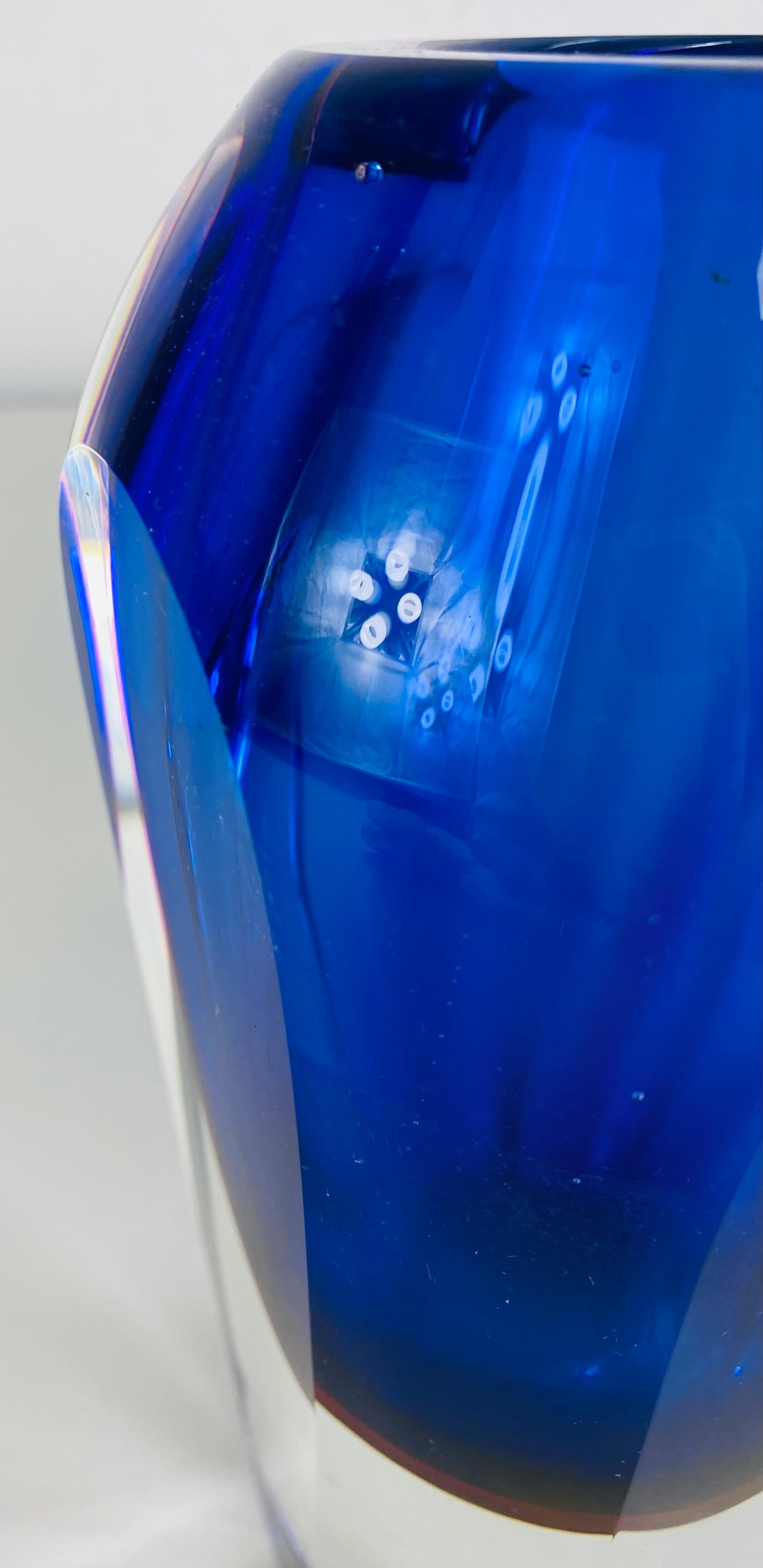 Mid-Century Modern Milieu du siècle Flavio Poli  Vase d'art à facettes de Murano bleu royal en vente