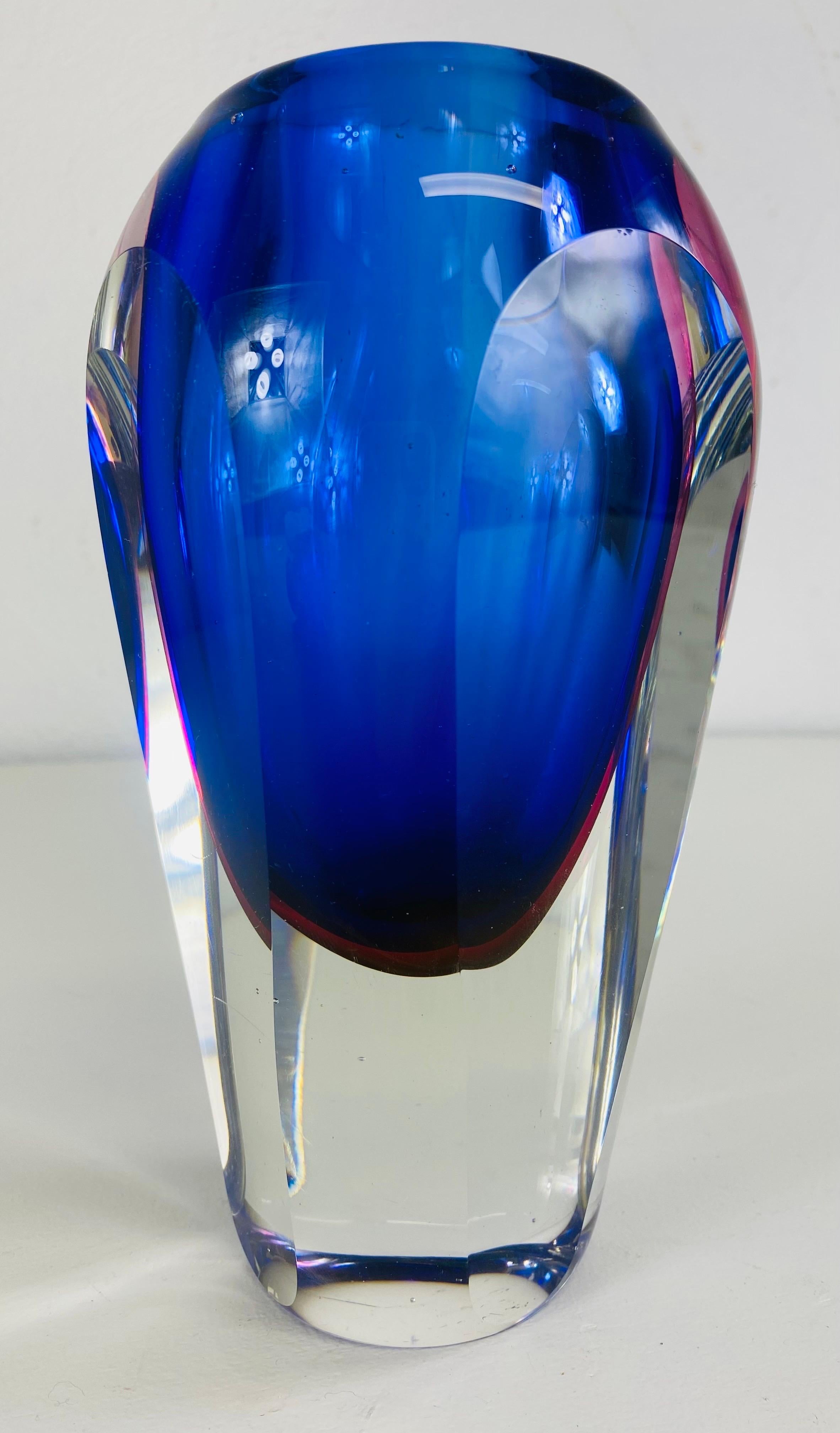 Milieu du siècle Flavio Poli  Vase d'art à facettes de Murano bleu royal Bon état - En vente à Allentown, PA