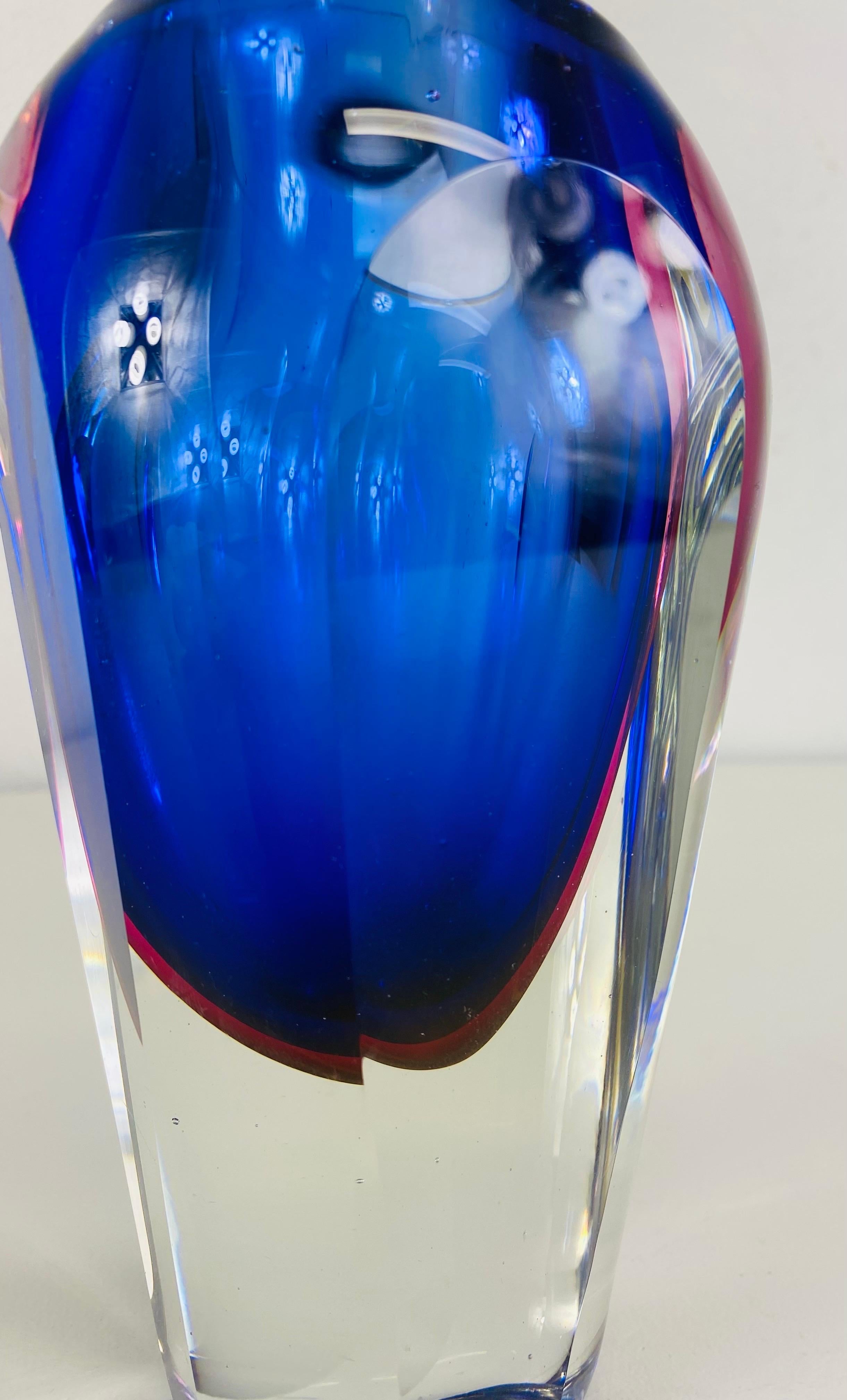 Milieu du XXe siècle Milieu du siècle Flavio Poli  Vase d'art à facettes de Murano bleu royal en vente