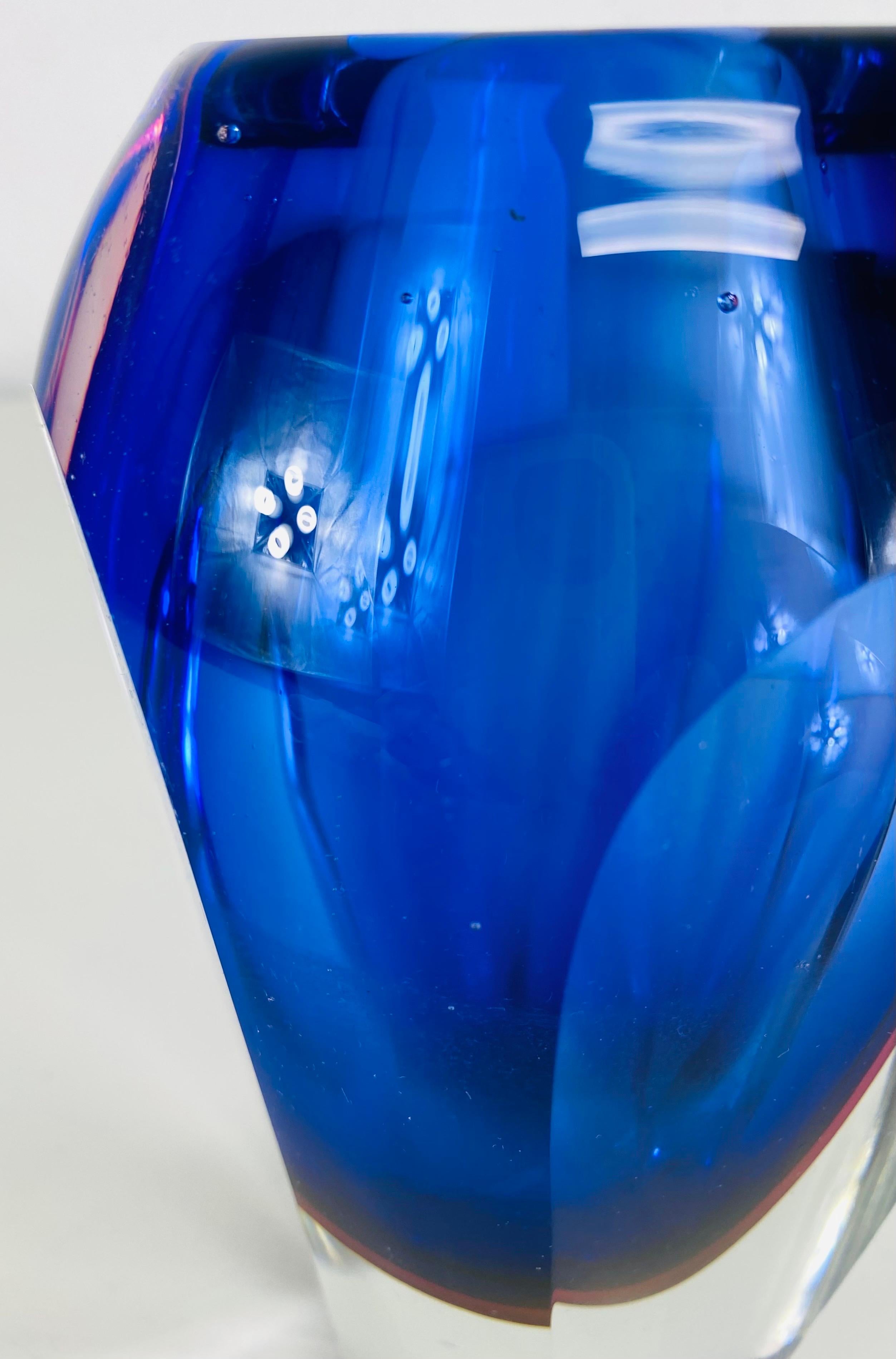 Verre Milieu du siècle Flavio Poli  Vase d'art à facettes de Murano bleu royal en vente