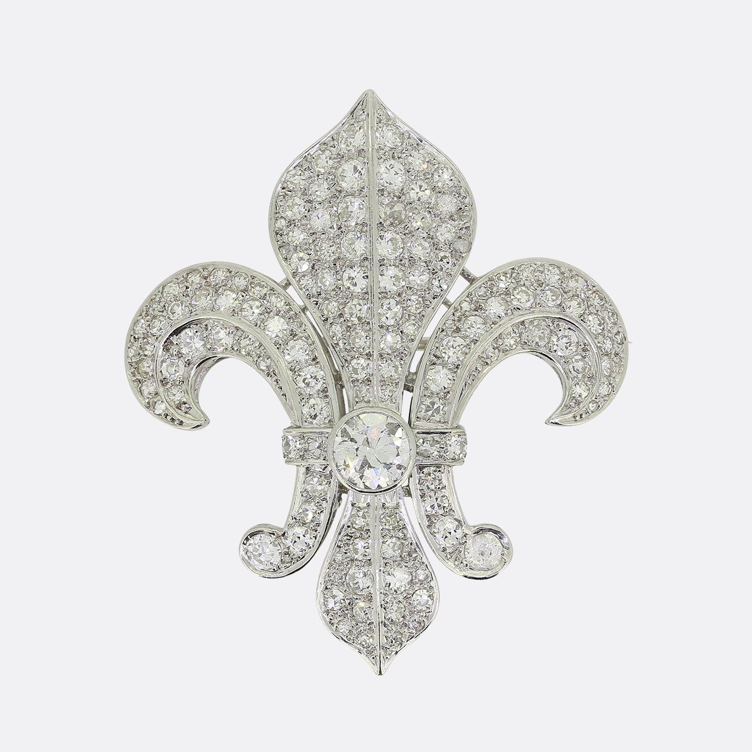 Nous avons ici une broche absolument scintillante, un pendentif façonné en forme de fleur de lys - le symbole emblématique que nous avons fini par associer à tant d'associations et d'approches politiques, dynastiques et artistiques dans la société