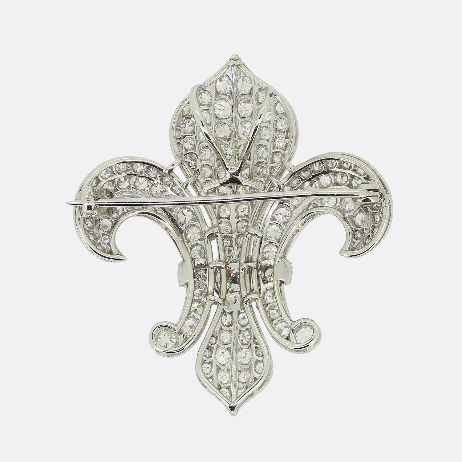 Taille brillant Pendentif broche Fleur-De-Lis en diamants du milieu du siècle dernier en vente