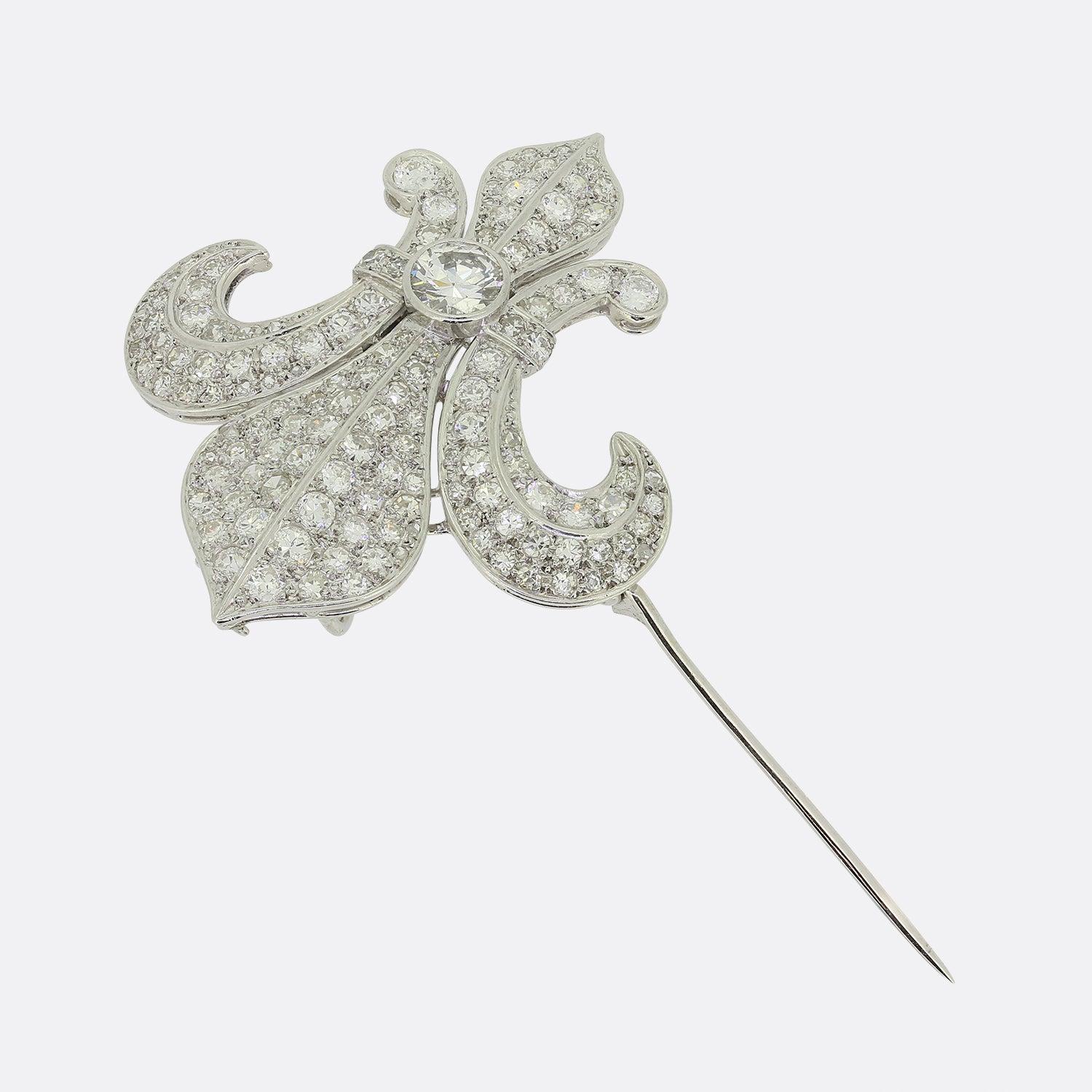 Pendentif broche Fleur-De-Lis en diamants du milieu du siècle dernier Bon état - En vente à London, GB
