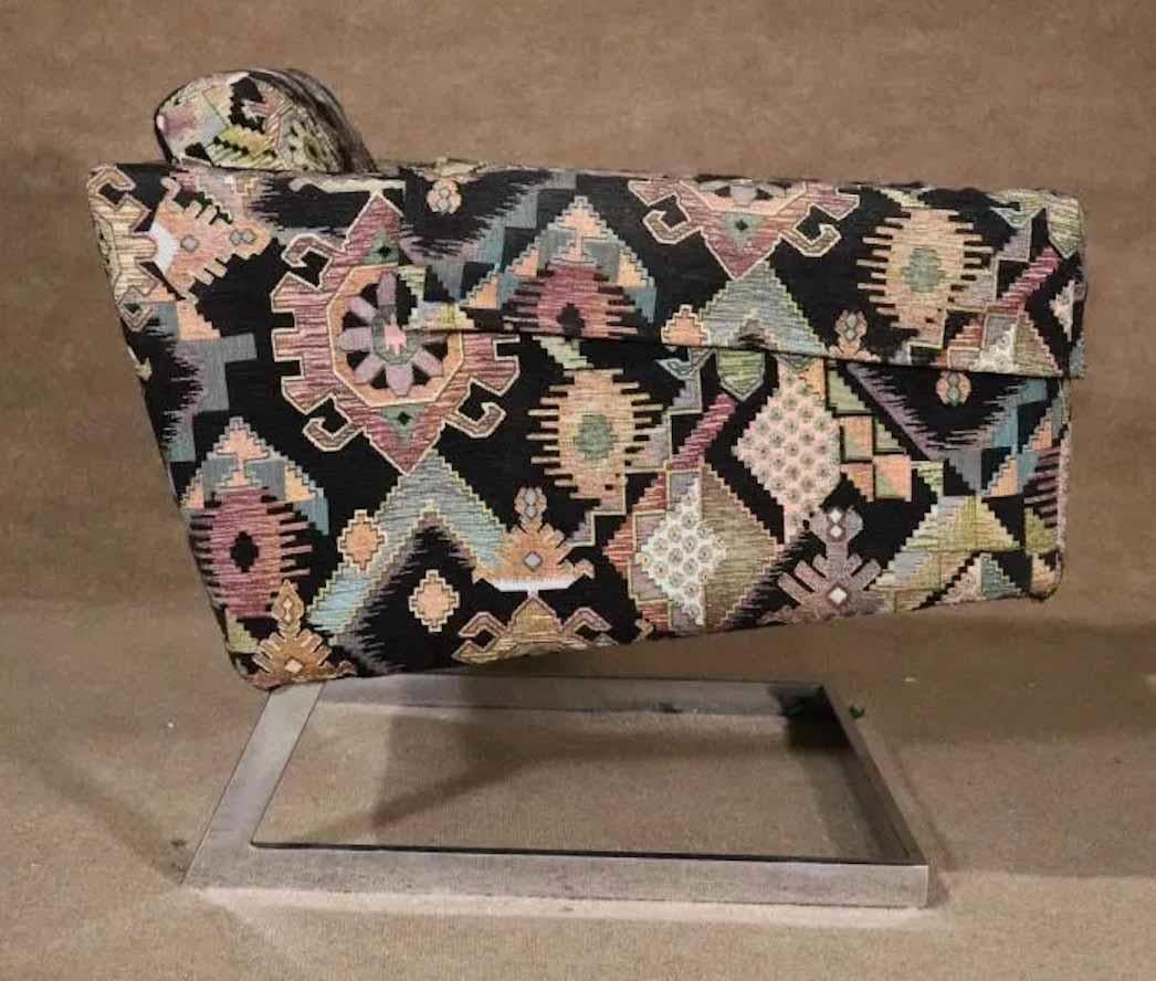 Poltrona galleggiante in stile Mid-Century Modern con base cromata lucida. Stile di Milo Baughman con base cromata lucida a barra piatta.
Si prega di confermare la posizione.