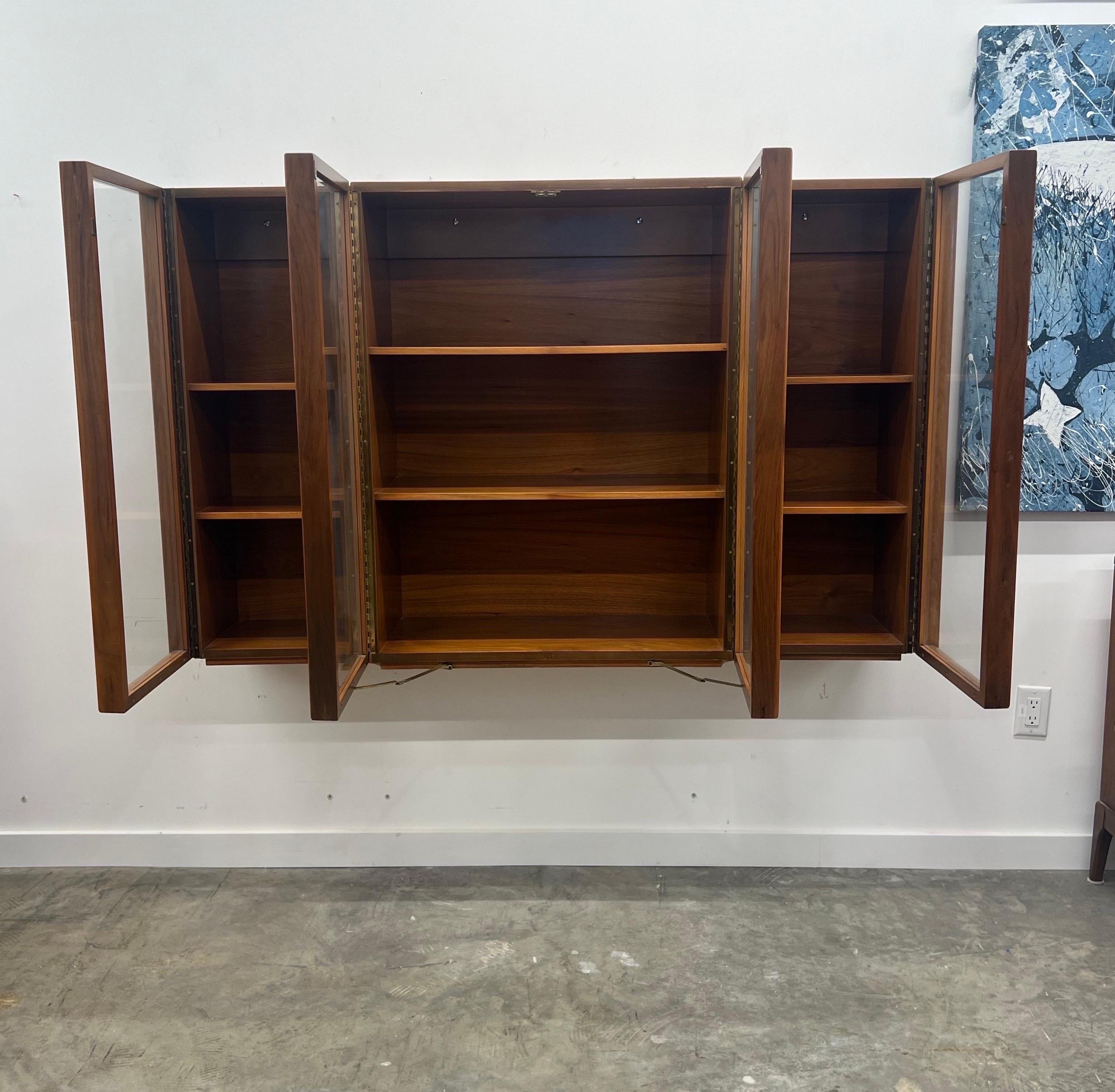 Mid-Century moderno Mobiletto galleggiante di metà secolo di United Furniture