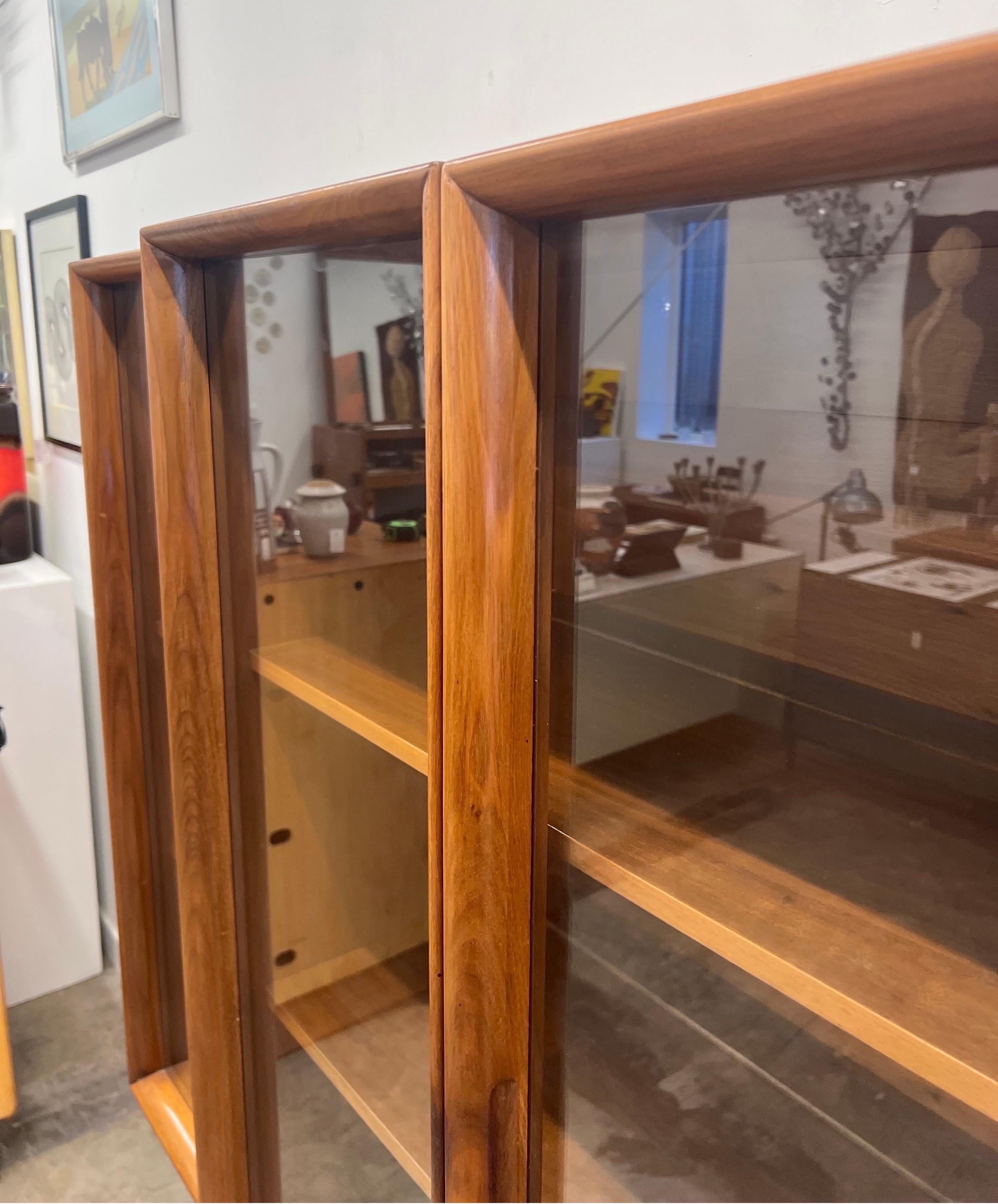 Americano Mobiletto galleggiante di metà secolo di United Furniture