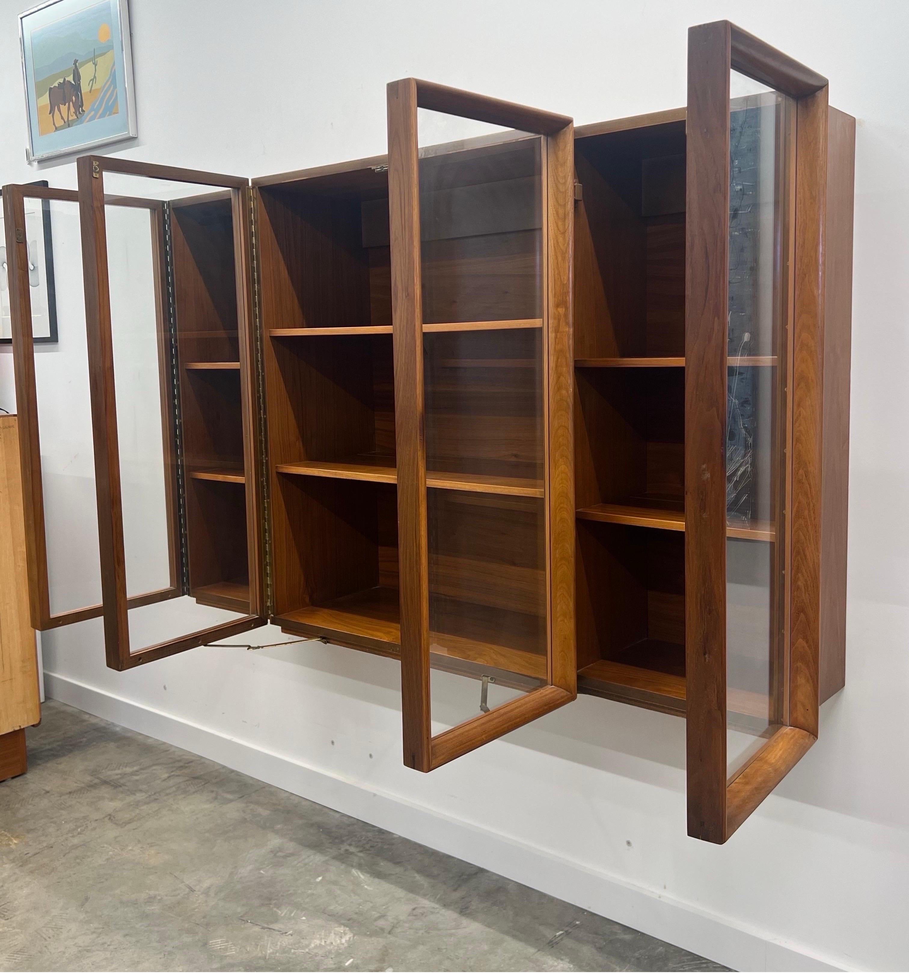 Mobiletto galleggiante di metà secolo di United Furniture In condizioni buone a Raleigh, NC