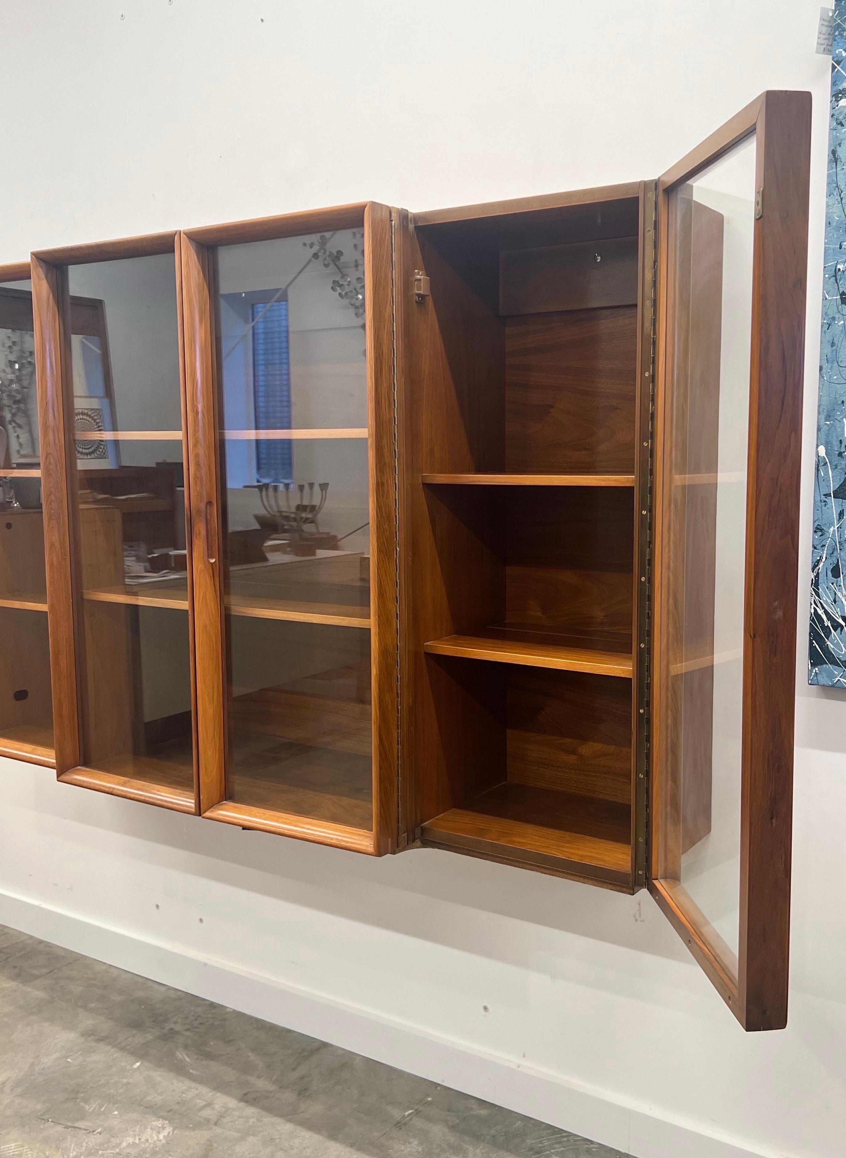 Mobiletto galleggiante di metà secolo di United Furniture 1