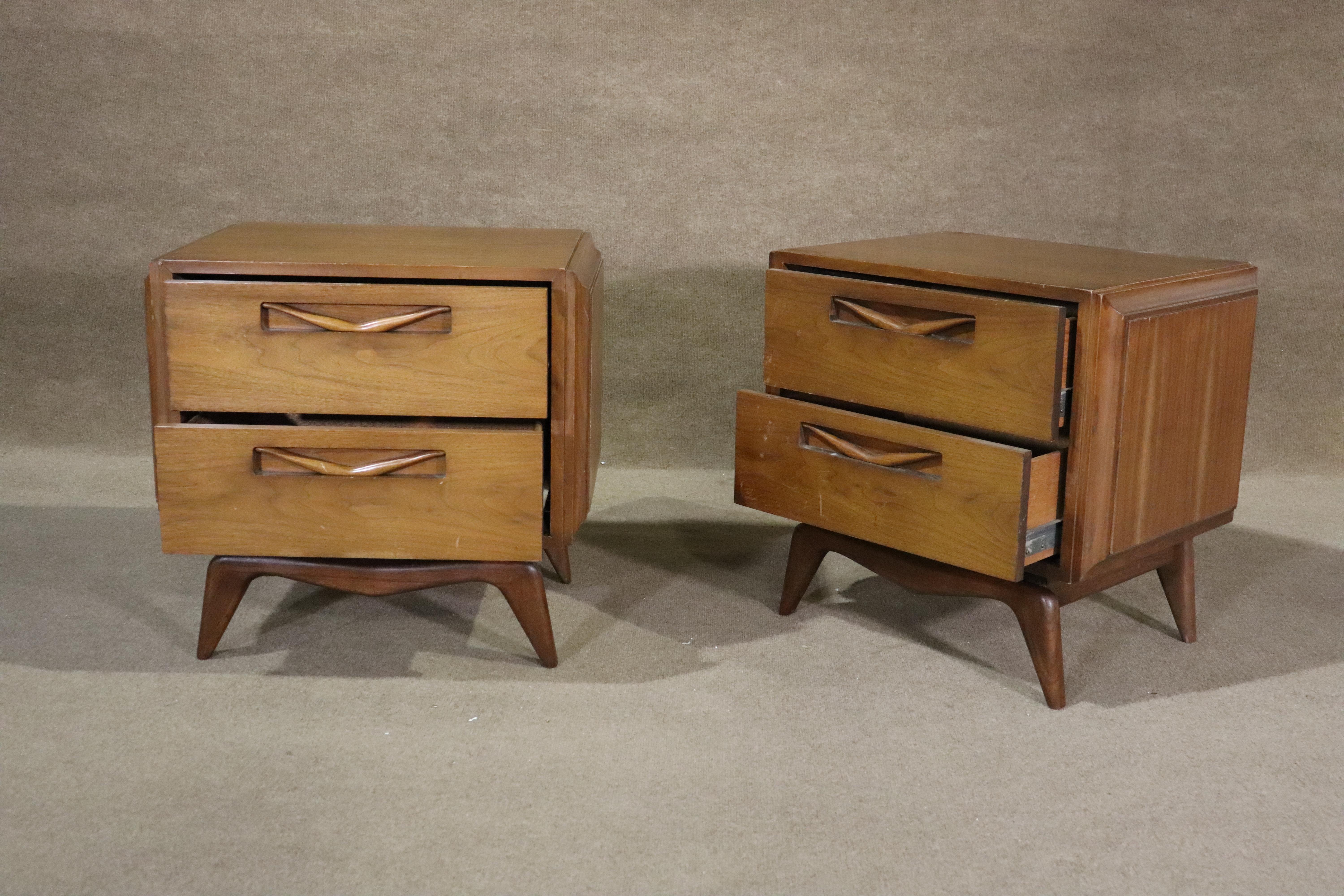 Pair of bedside tables in the style of Vladimir Kagan with its floating sculpted base. Decorative formed handles accent the legs.
Please confirm location NY or NJ.