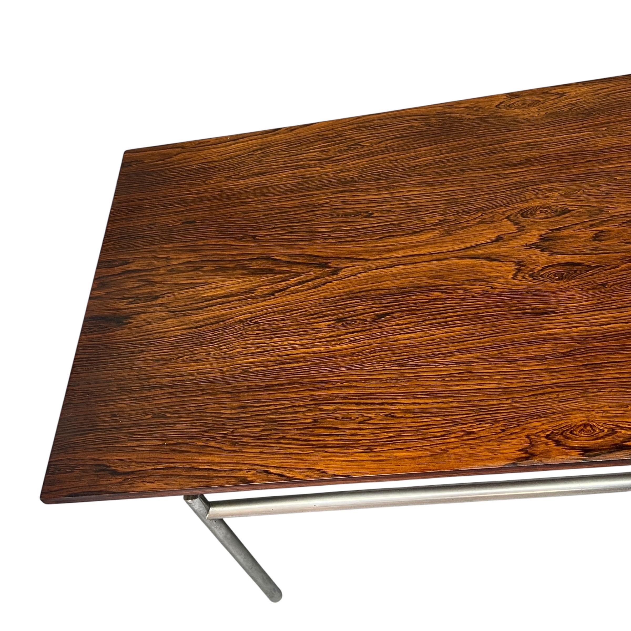 Mesa baja flotante de palisandro de mediados de siglo en venta 3