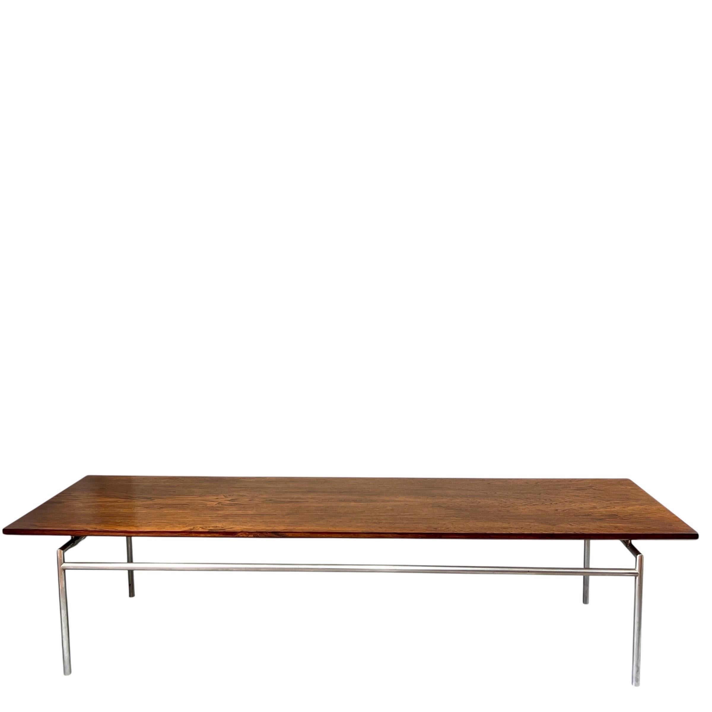 Mesa baja flotante de palisandro de mediados de siglo en venta 4