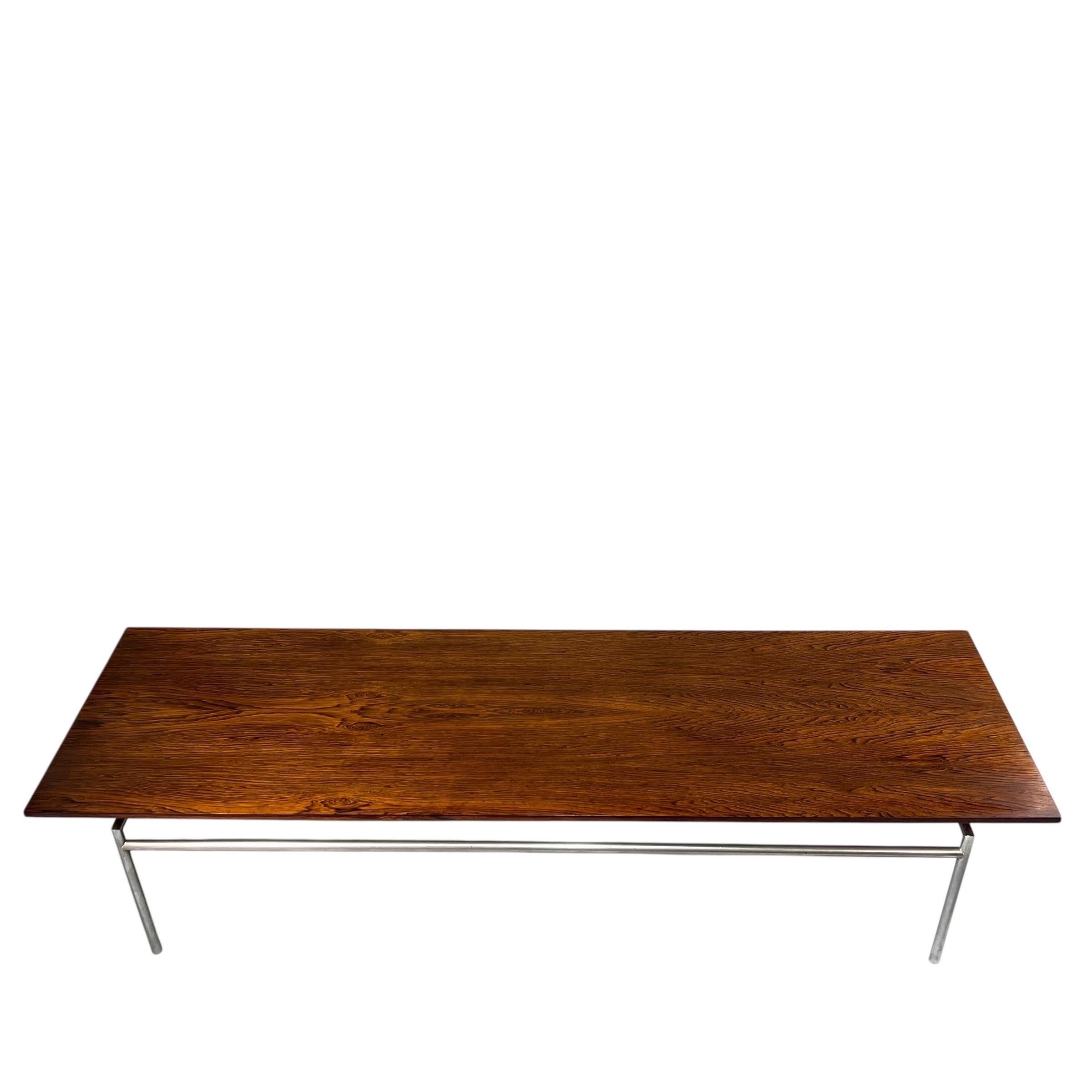 Mesa baja flotante de palisandro de mediados de siglo en venta 5