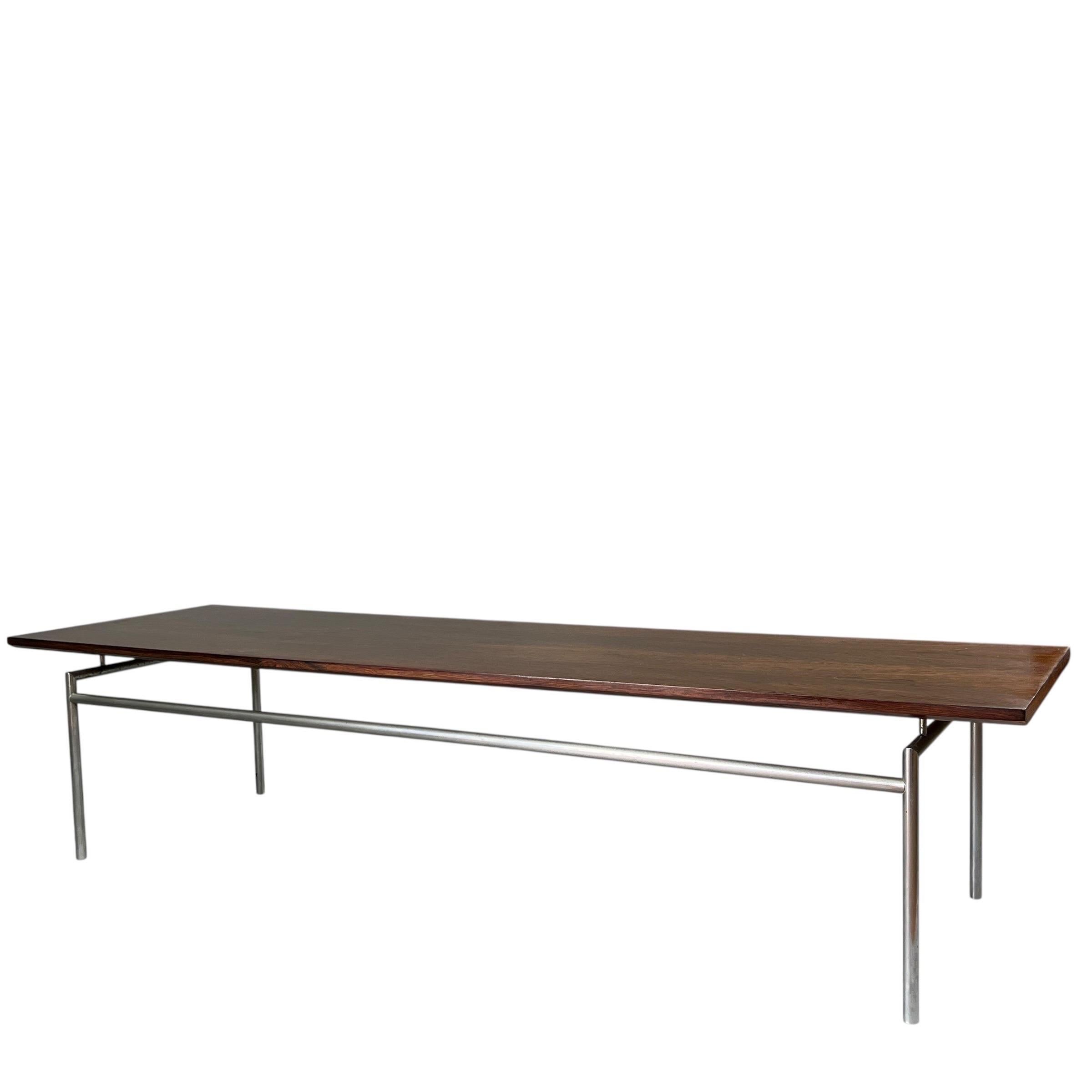 Mesa baja flotante de palisandro de mediados de siglo en venta 12