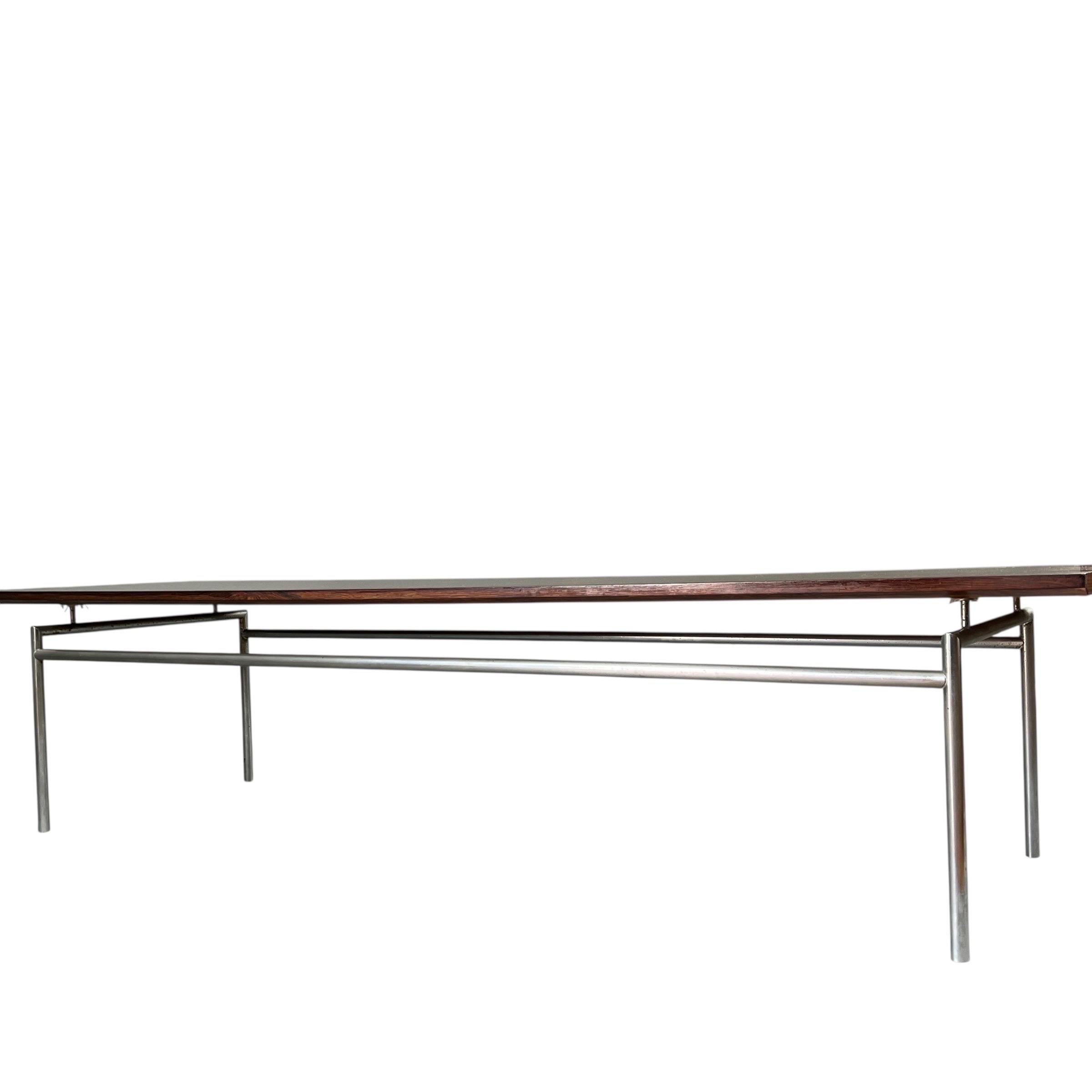 Mesa baja flotante de palisandro de mediados de siglo mediados del siglo XX en venta
