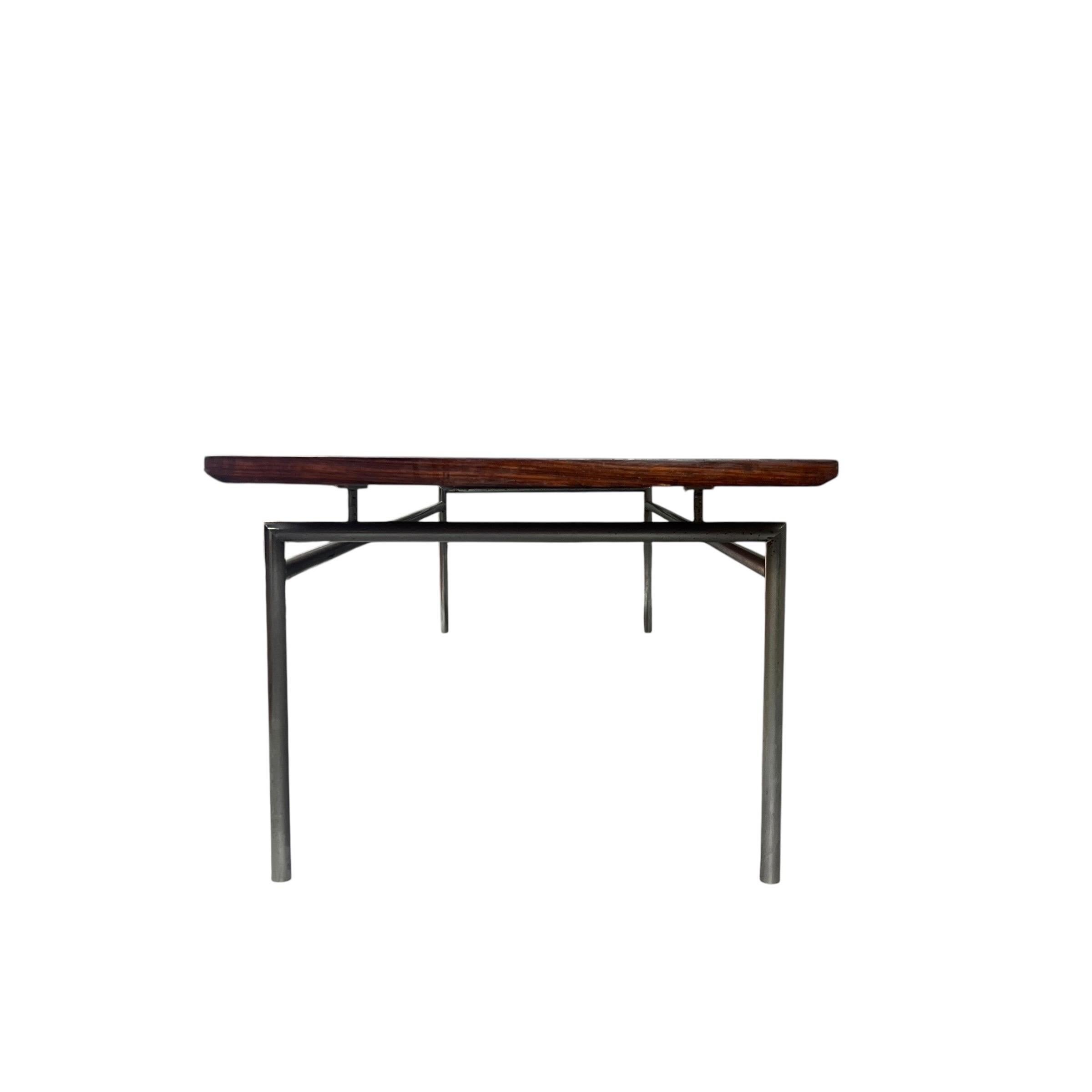 Mesa baja flotante de palisandro de mediados de siglo Palo de rosa en venta