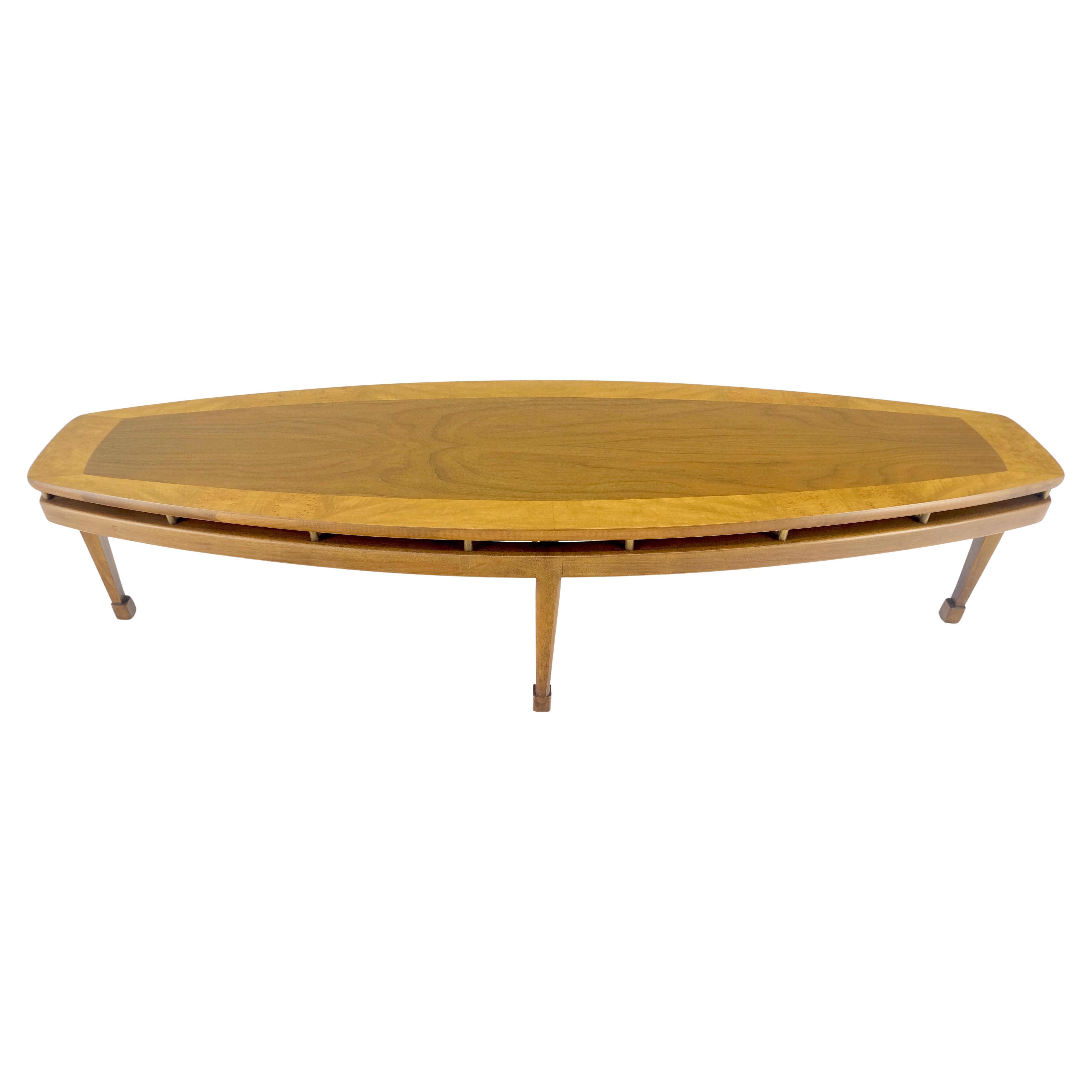 Mid-Century Modern Table basse ovale mi-siècle en ronce de bois avec plateau flottant MINT ! en vente
