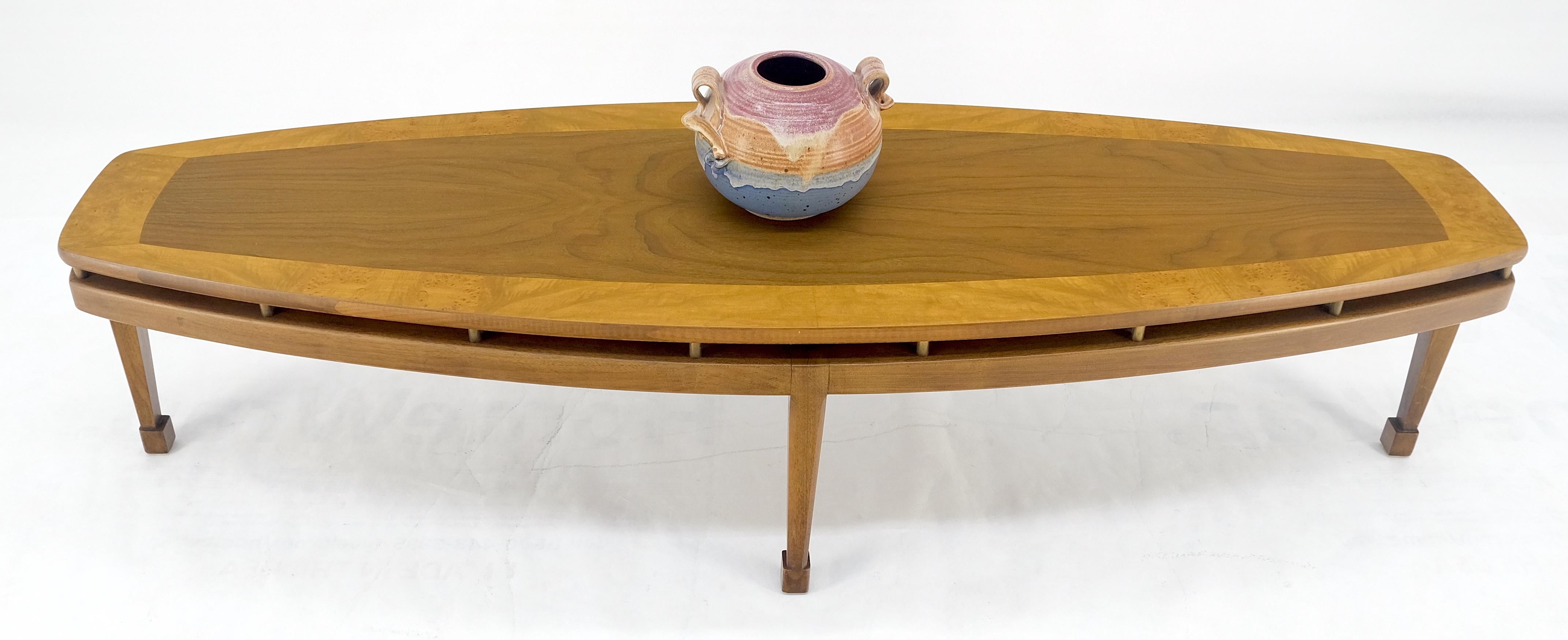 20ième siècle Table basse ovale mi-siècle en ronce de bois avec plateau flottant MINT ! en vente