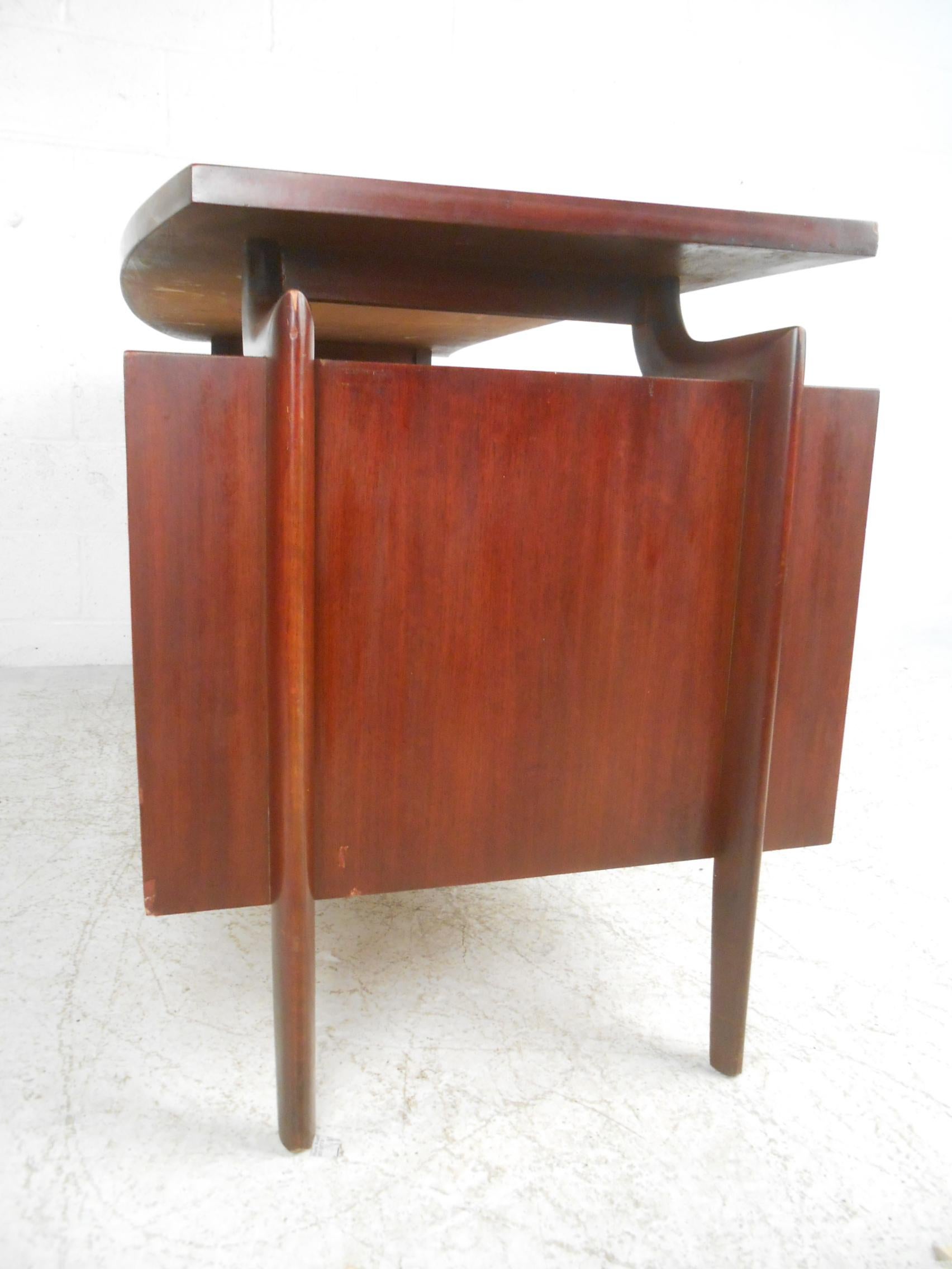 Mid-Century Modern Schreibtisch von Tri Bond Furniture, mit schwebender Platte und bearbeiteter Rückseite.
Bitte bestätigen Sie den Standort NY oder NJ.