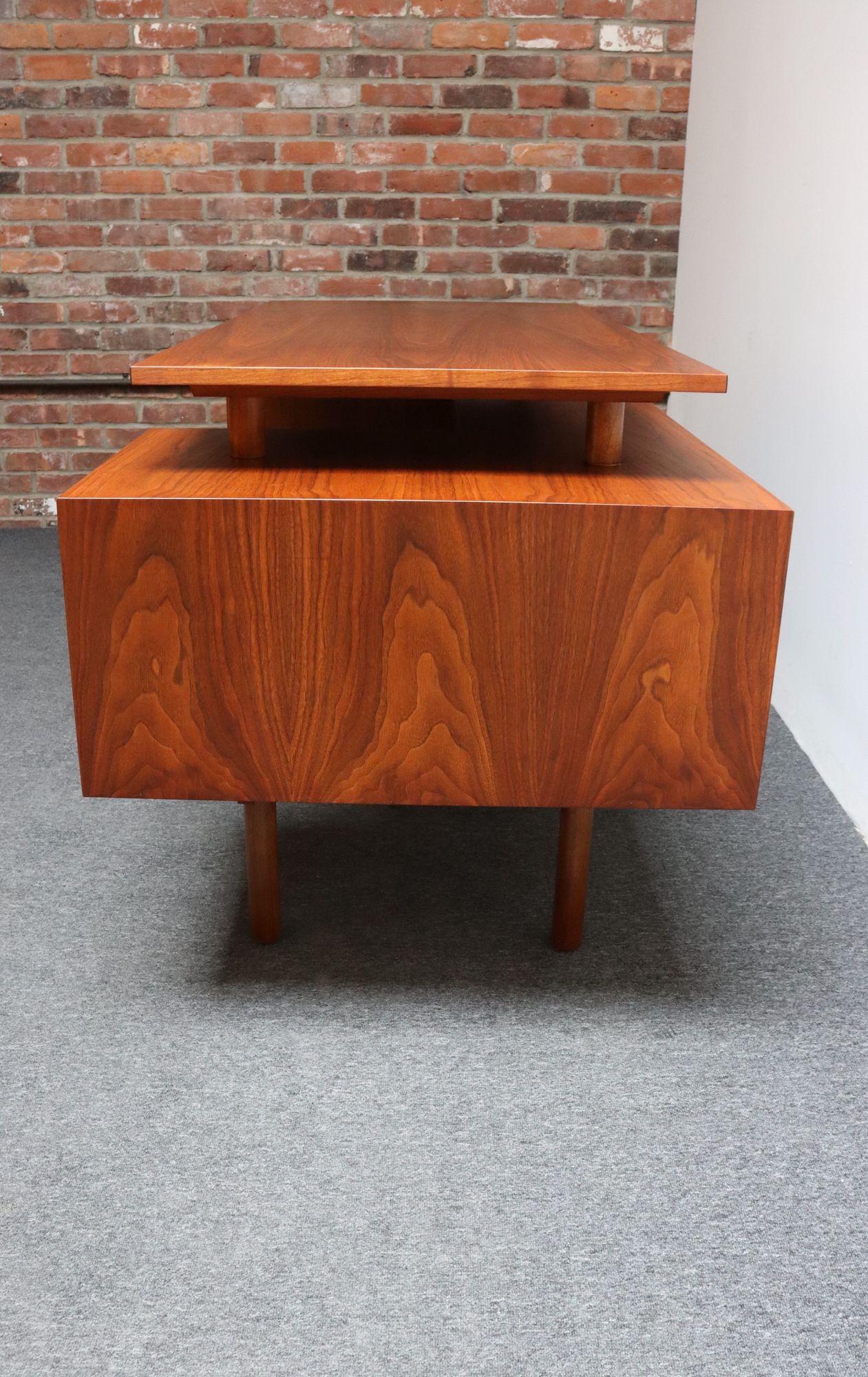 Mid Century Schreibtisch mit schwebender Platte aus Nussbaumholz von Milo Baughman für Glenn of California im Angebot 3