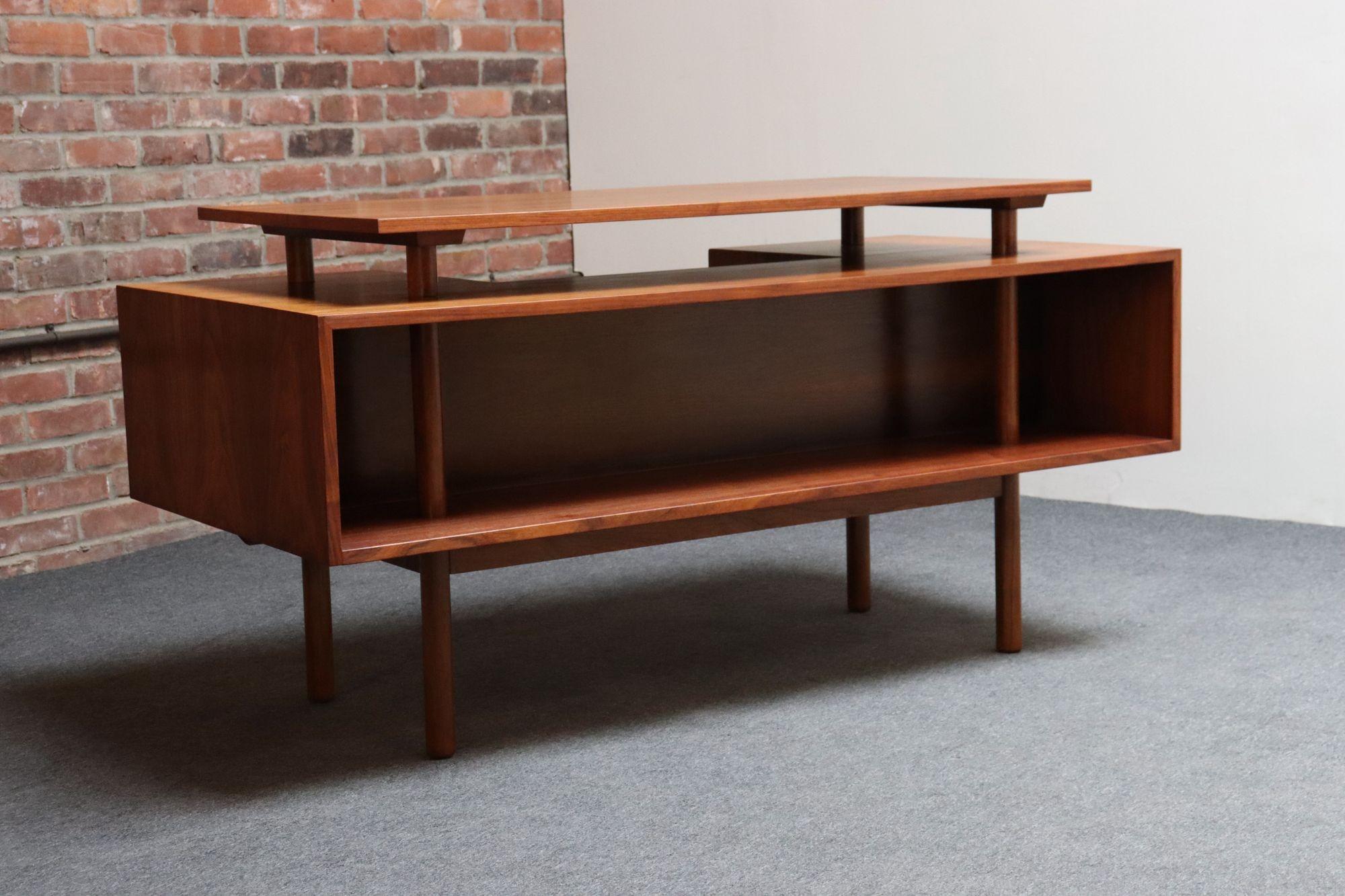 Mid Century Schreibtisch mit schwebender Platte aus Nussbaumholz von Milo Baughman für Glenn of California im Angebot 4
