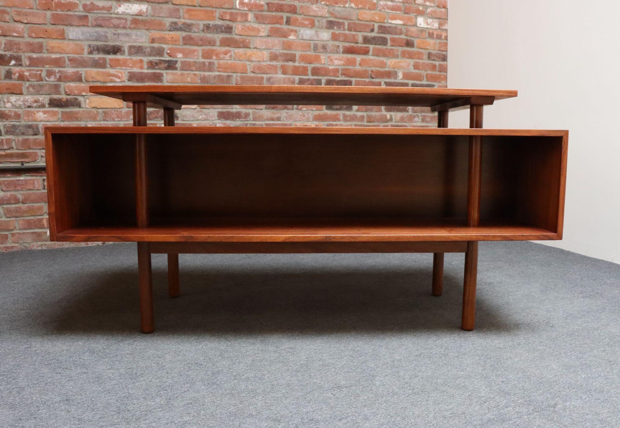 Mid Century Schreibtisch mit schwebender Platte aus Nussbaumholz von Milo Baughman für Glenn of California im Angebot 5