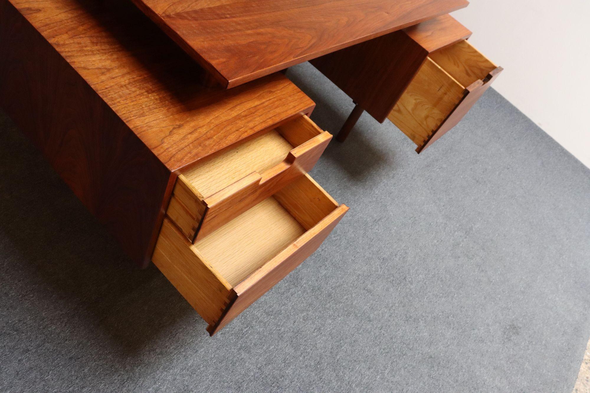 Mid Century Schreibtisch mit schwebender Platte aus Nussbaumholz von Milo Baughman für Glenn of California im Angebot 7