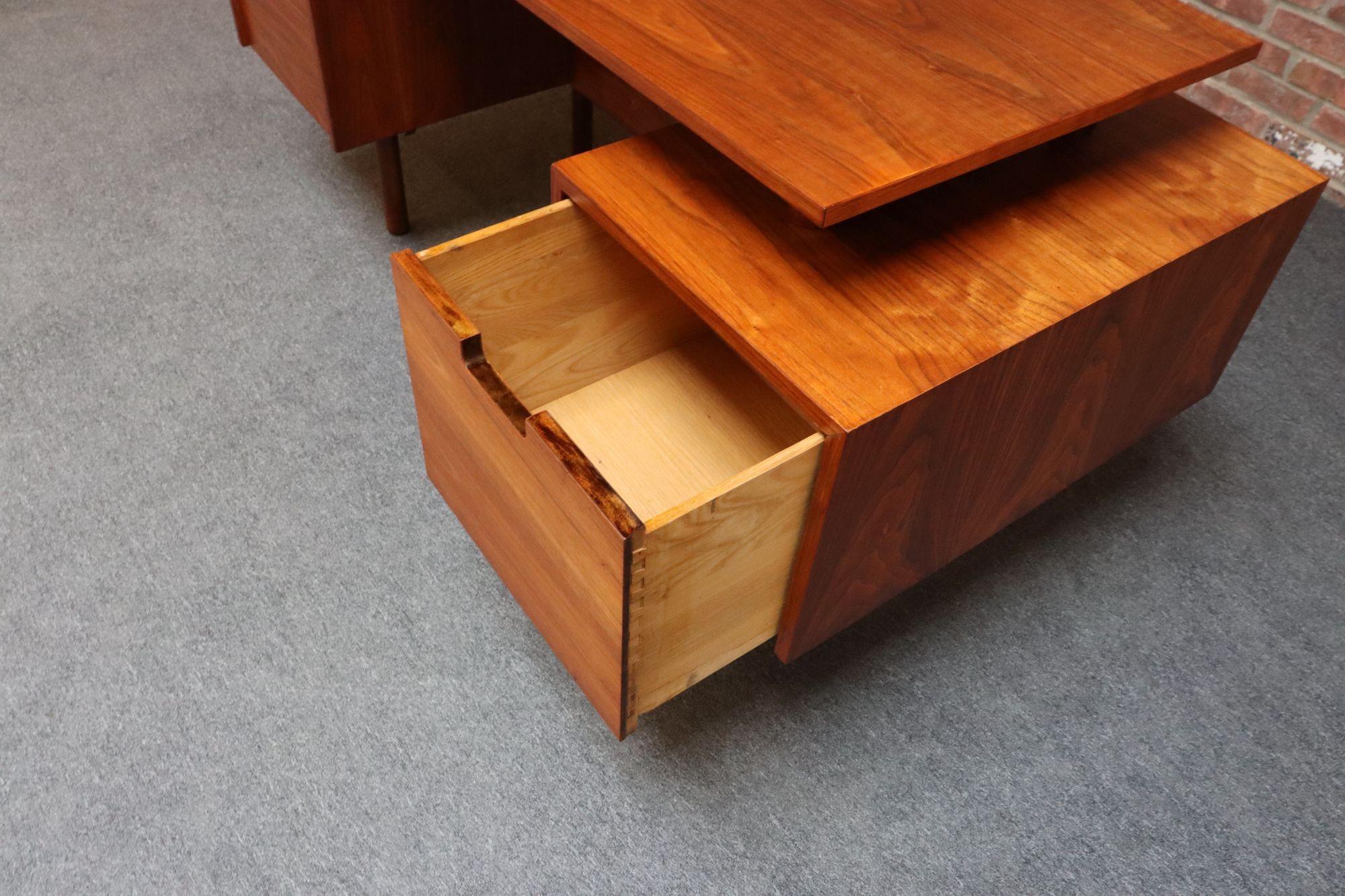 Mid Century Schreibtisch mit schwebender Platte aus Nussbaumholz von Milo Baughman für Glenn of California im Angebot 8
