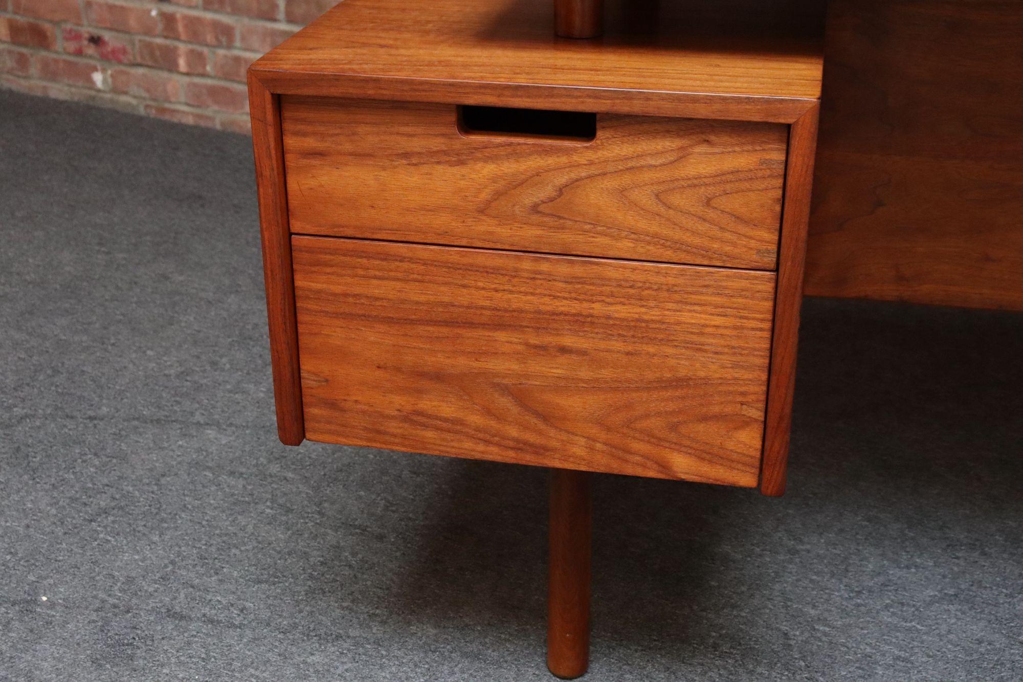Mid Century Schreibtisch mit schwebender Platte aus Nussbaumholz von Milo Baughman für Glenn of California im Angebot 9