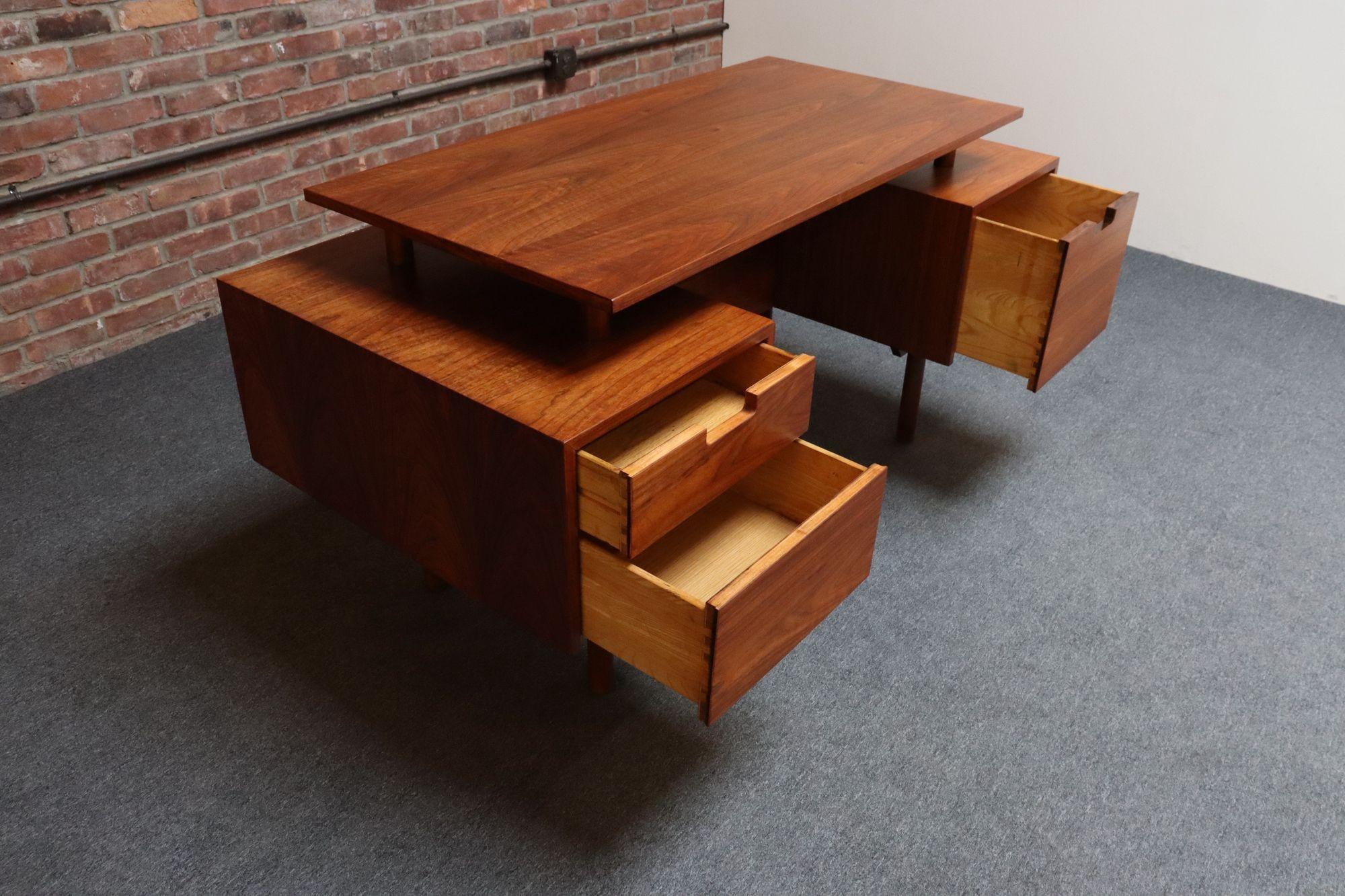 Mid Century Schreibtisch mit schwebender Platte aus Nussbaumholz von Milo Baughman für Glenn of California im Angebot 12