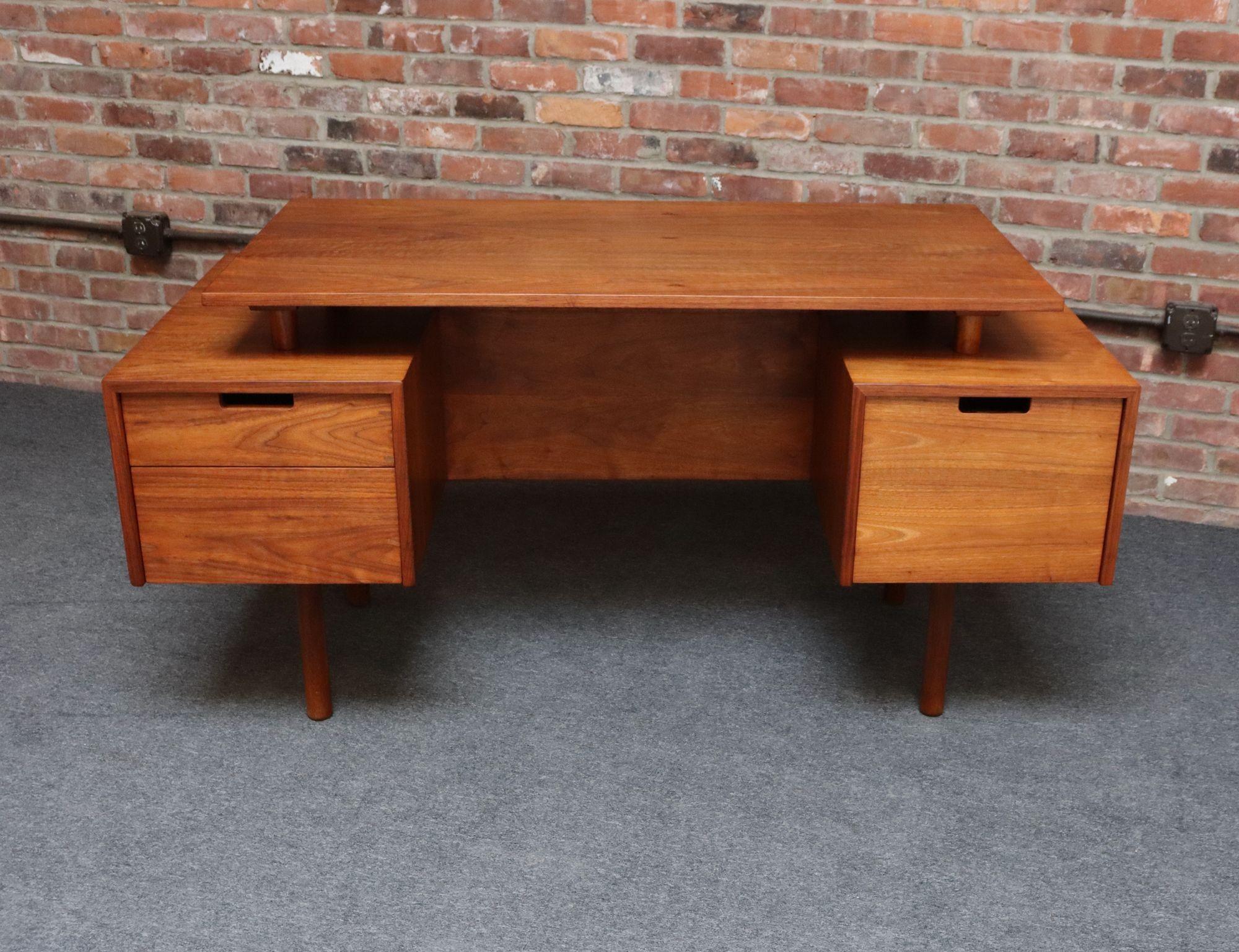 Schreibtisch mit schwebender Platte aus Nussbaumholz auf zylindrischen Füßen, Modell 1625, entworfen von Milo Baughman für Glenn of California (ca. 1955, USA).
Durchdacht konstruiert, um Platz und Stauraum zu optimieren - der Schreibtisch ist