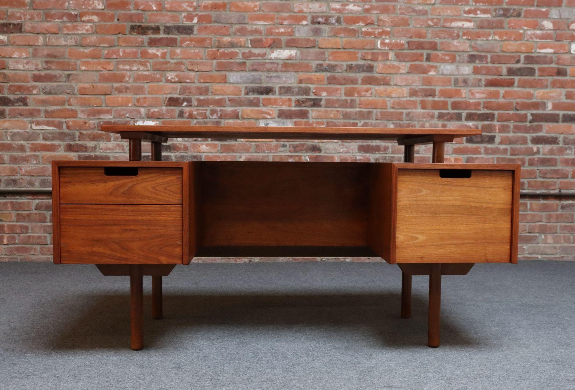 Mid Century Schreibtisch mit schwebender Platte aus Nussbaumholz von Milo Baughman für Glenn of California (Moderne der Mitte des Jahrhunderts) im Angebot