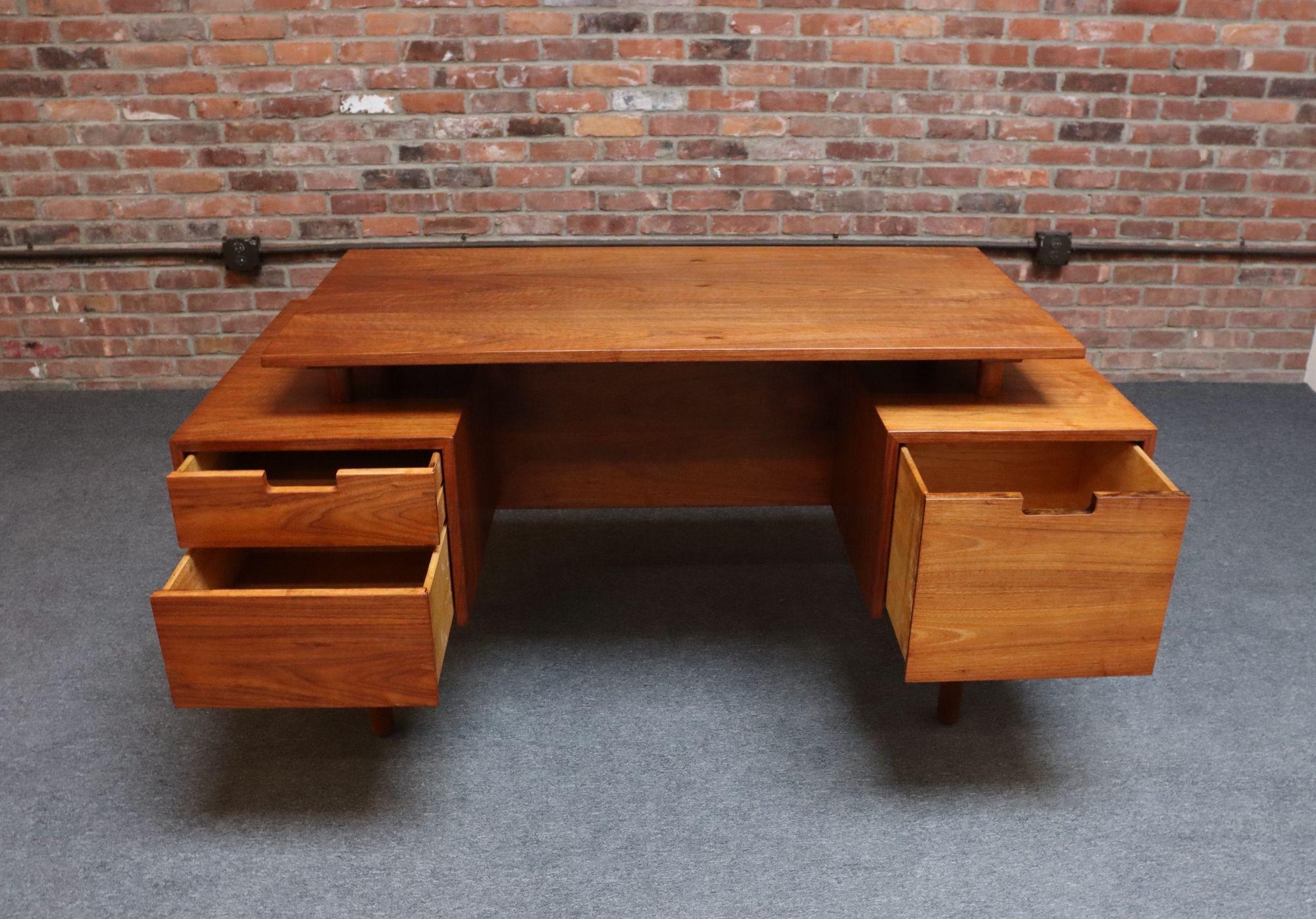 Mid Century Schreibtisch mit schwebender Platte aus Nussbaumholz von Milo Baughman für Glenn of California (amerikanisch) im Angebot