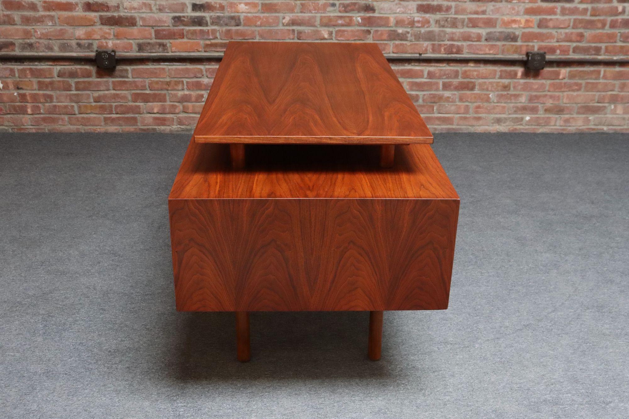 Mid Century Schreibtisch mit schwebender Platte aus Nussbaumholz von Milo Baughman für Glenn of California im Zustand „Gut“ im Angebot in Brooklyn, NY