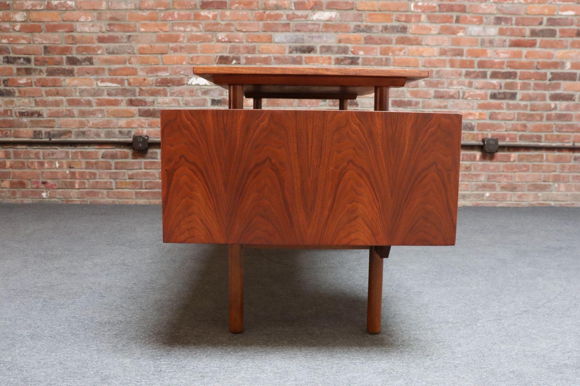 Mid Century Schreibtisch mit schwebender Platte aus Nussbaumholz von Milo Baughman für Glenn of California (Mitte des 20. Jahrhunderts) im Angebot