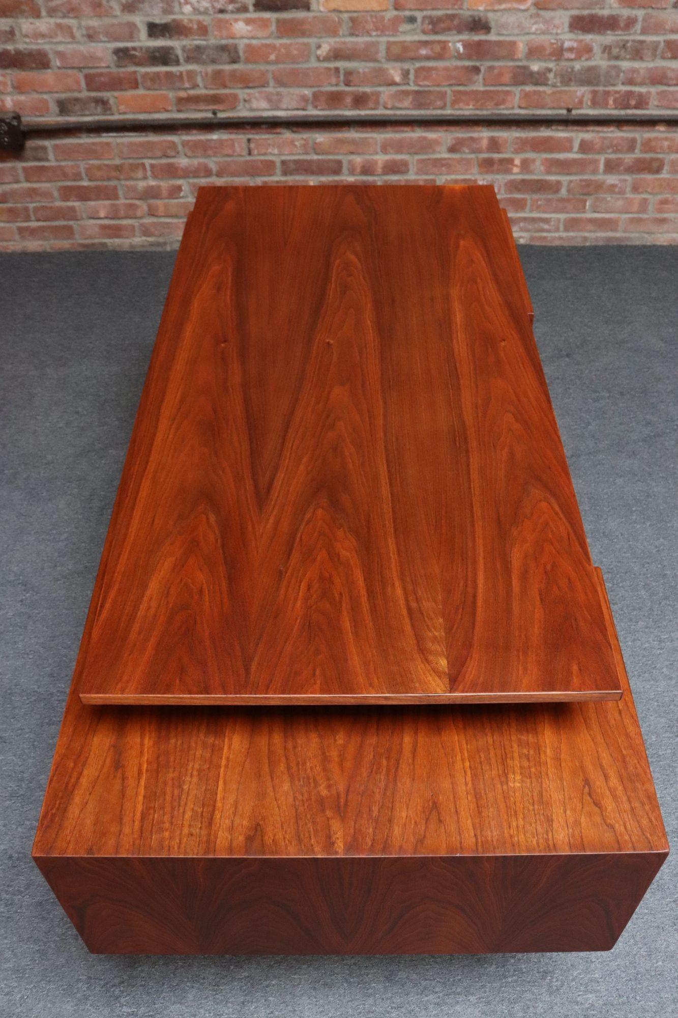 Mid Century Schreibtisch mit schwebender Platte aus Nussbaumholz von Milo Baughman für Glenn of California (Walnuss) im Angebot