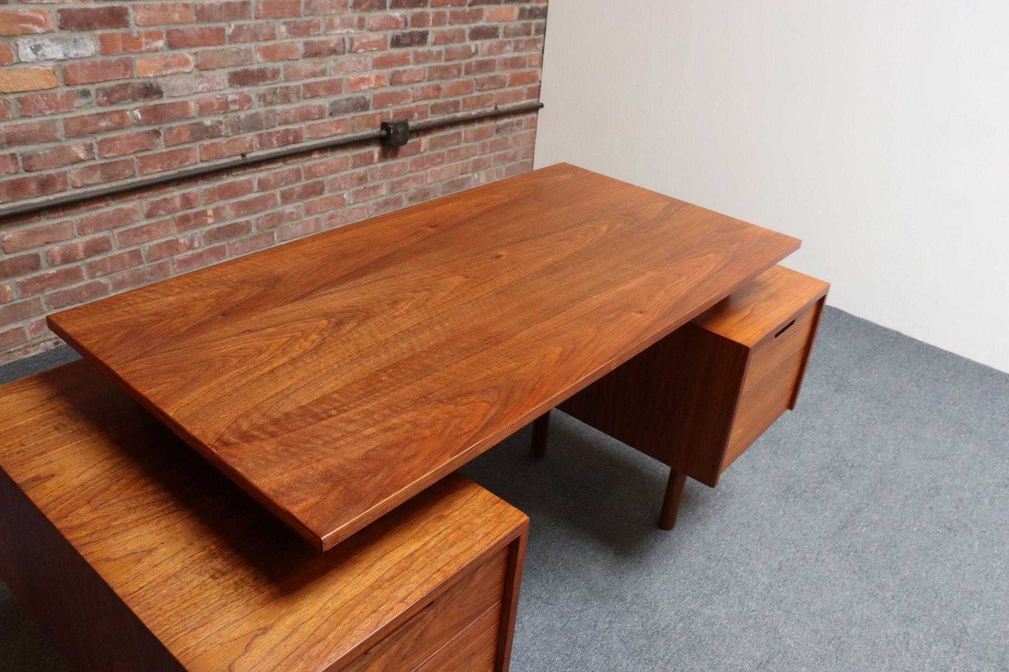 Mid Century Schreibtisch mit schwebender Platte aus Nussbaumholz von Milo Baughman für Glenn of California im Angebot 1