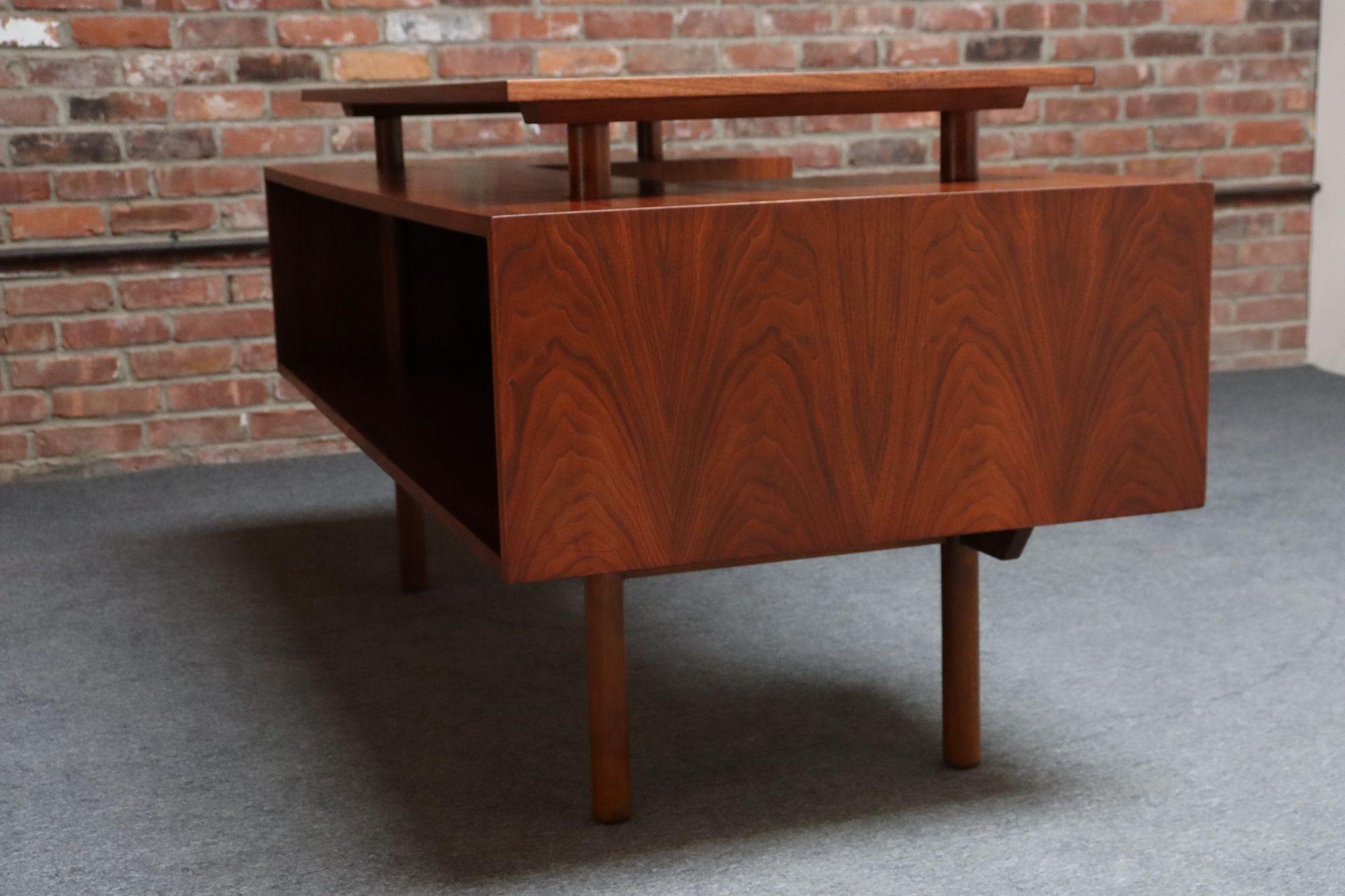 Mid Century Schreibtisch mit schwebender Platte aus Nussbaumholz von Milo Baughman für Glenn of California im Angebot 2