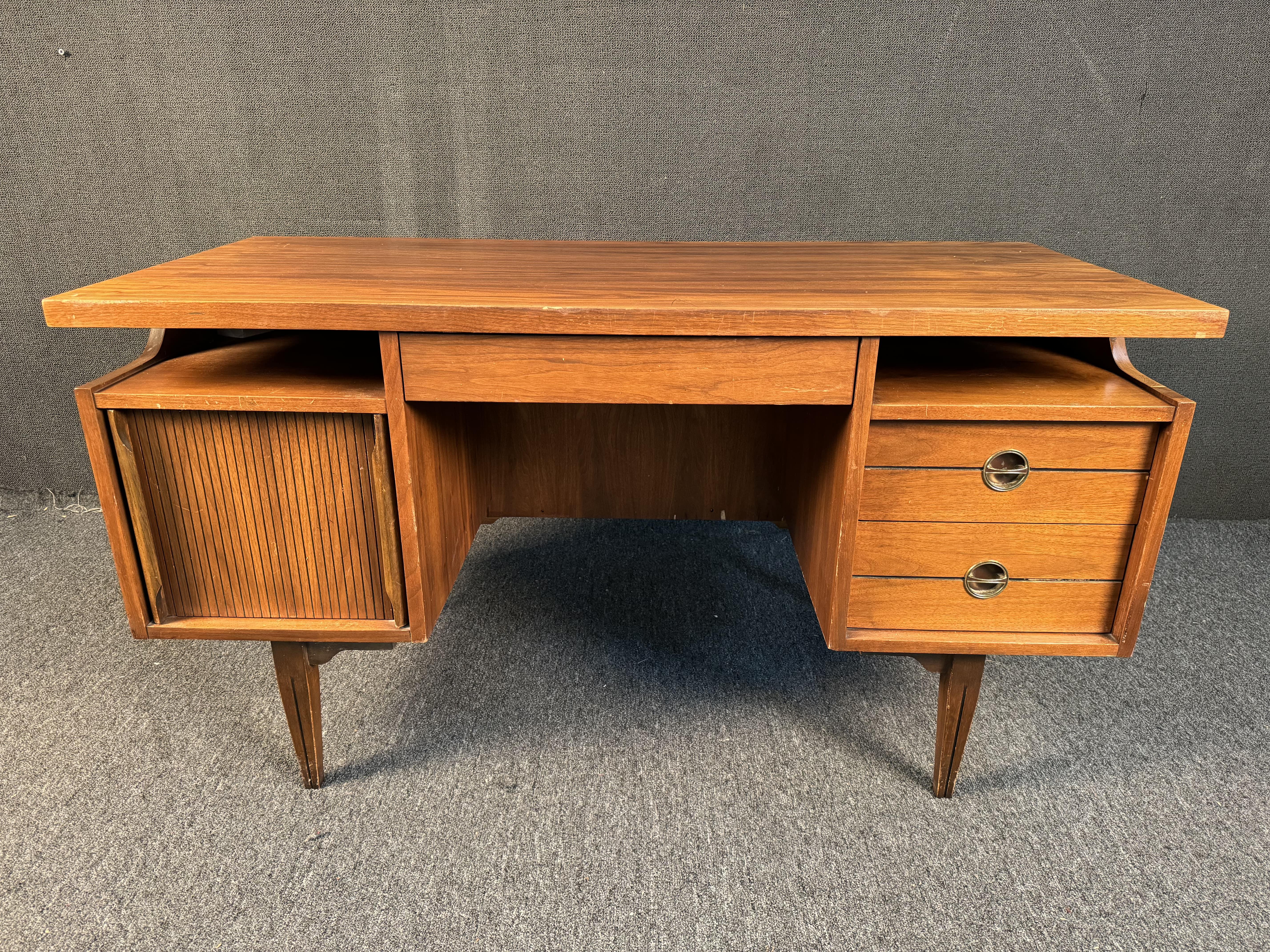 Schreibtisch aus amerikanischem Nussbaum von Hooker Furniture, ca. 1960er Jahre. Dieser Schreibtisch verfügt über eine 