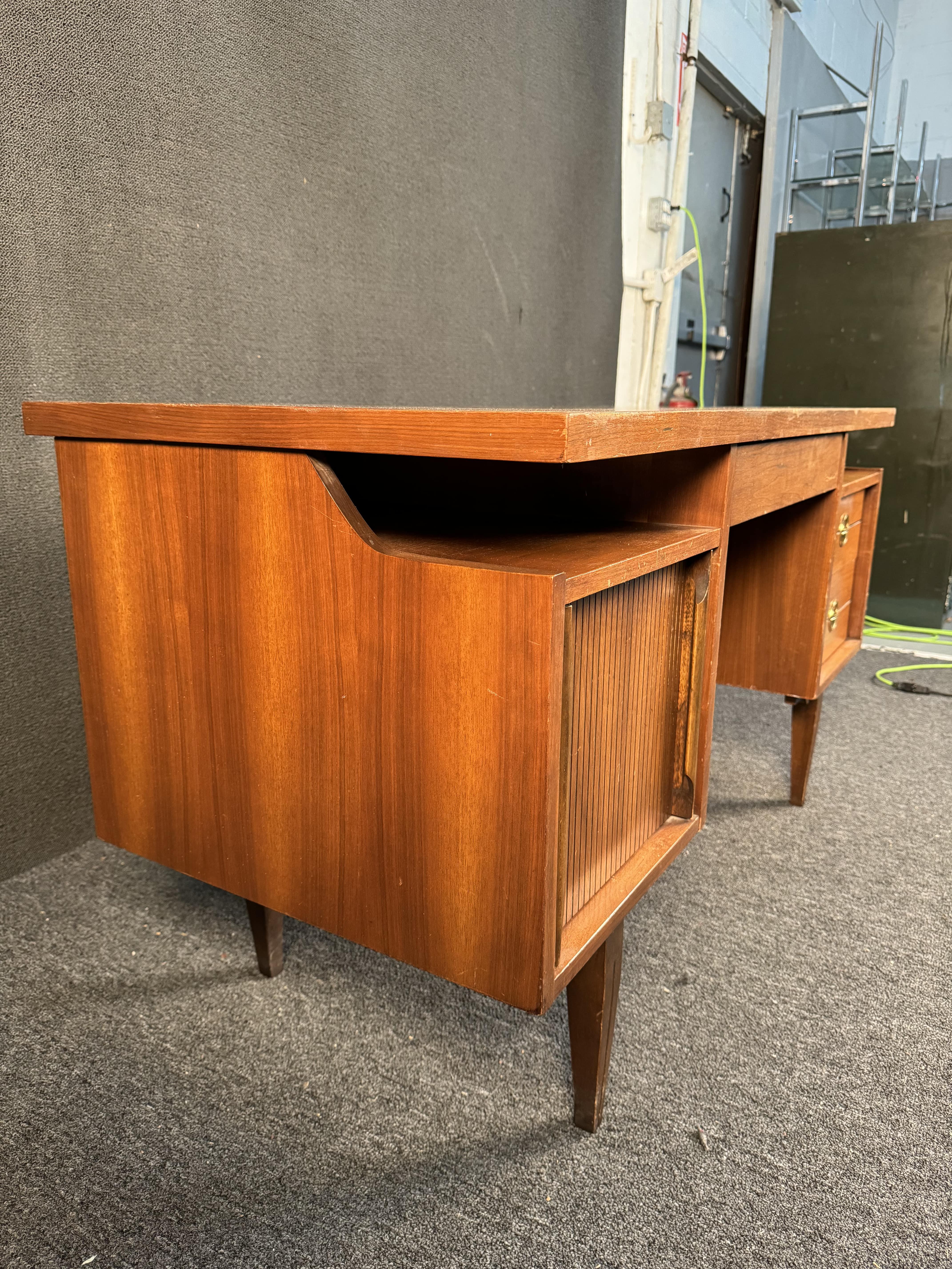 Mid-Century Floating Walnut Desk by Hooker Furniture In Fair Condition For Sale In Brooklyn, NY